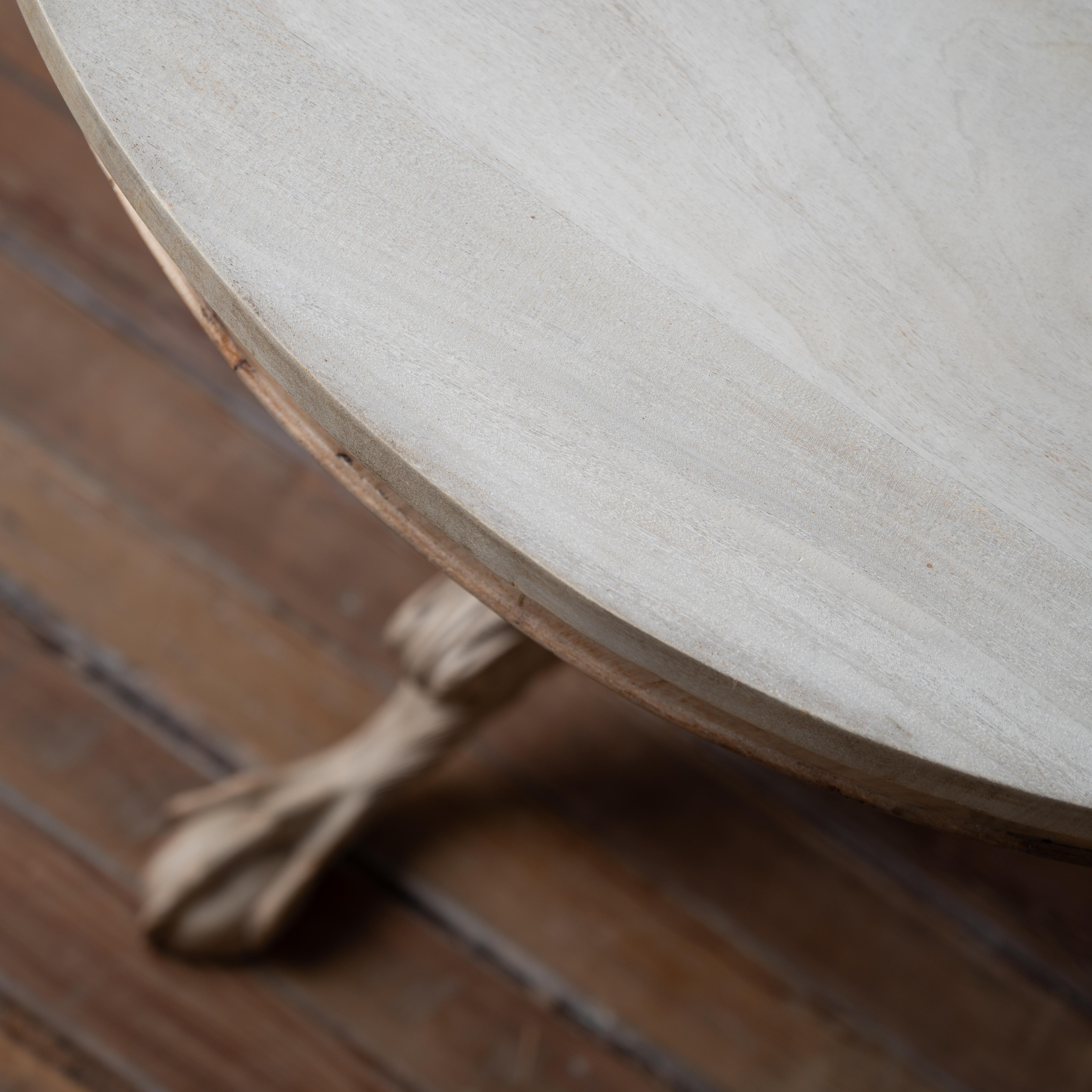 Table tripode à pieds en griffe blanchis, 19e siècle Bon état - En vente à Savannah, GA