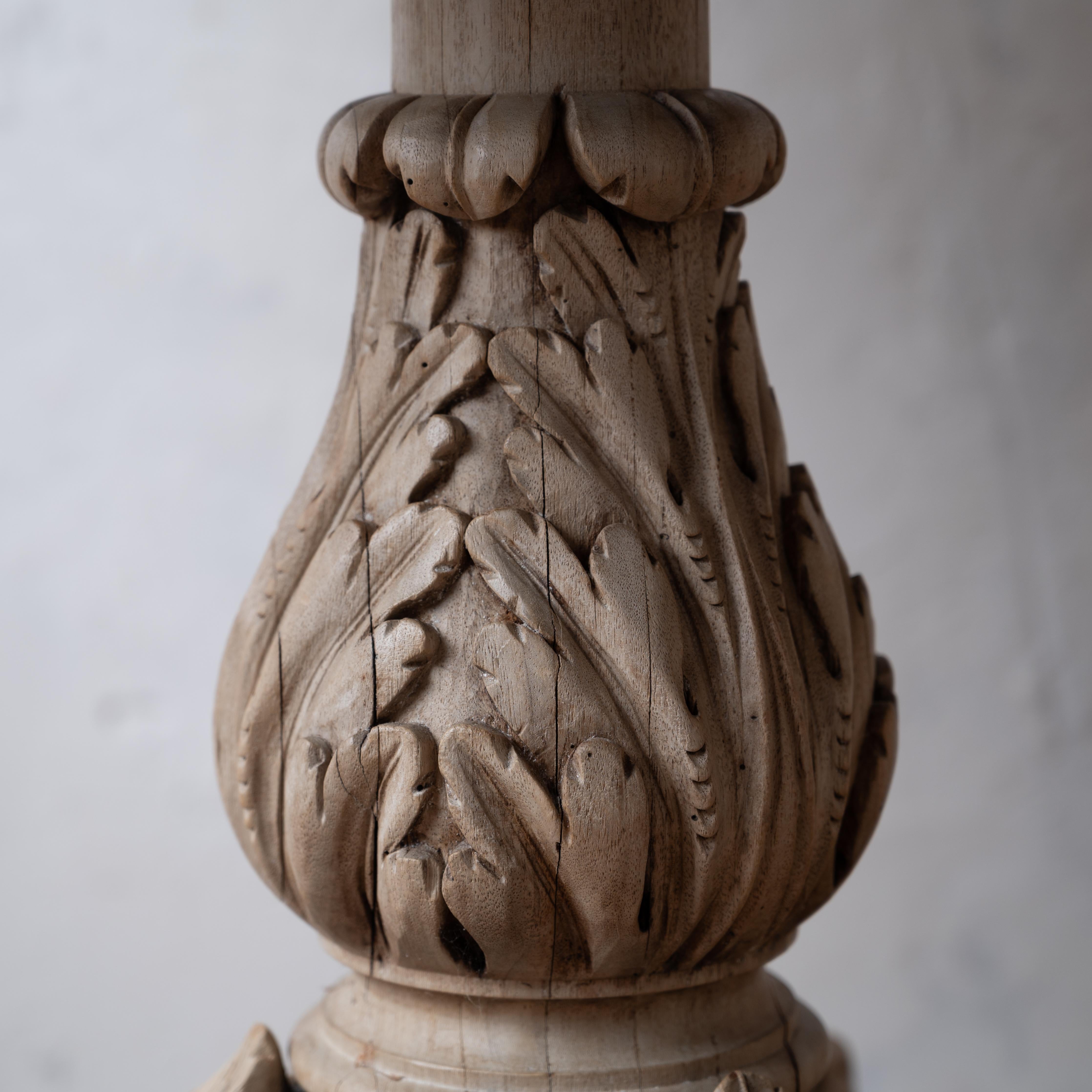 Bois Table tripode à pieds en griffe blanchis, 19e siècle en vente