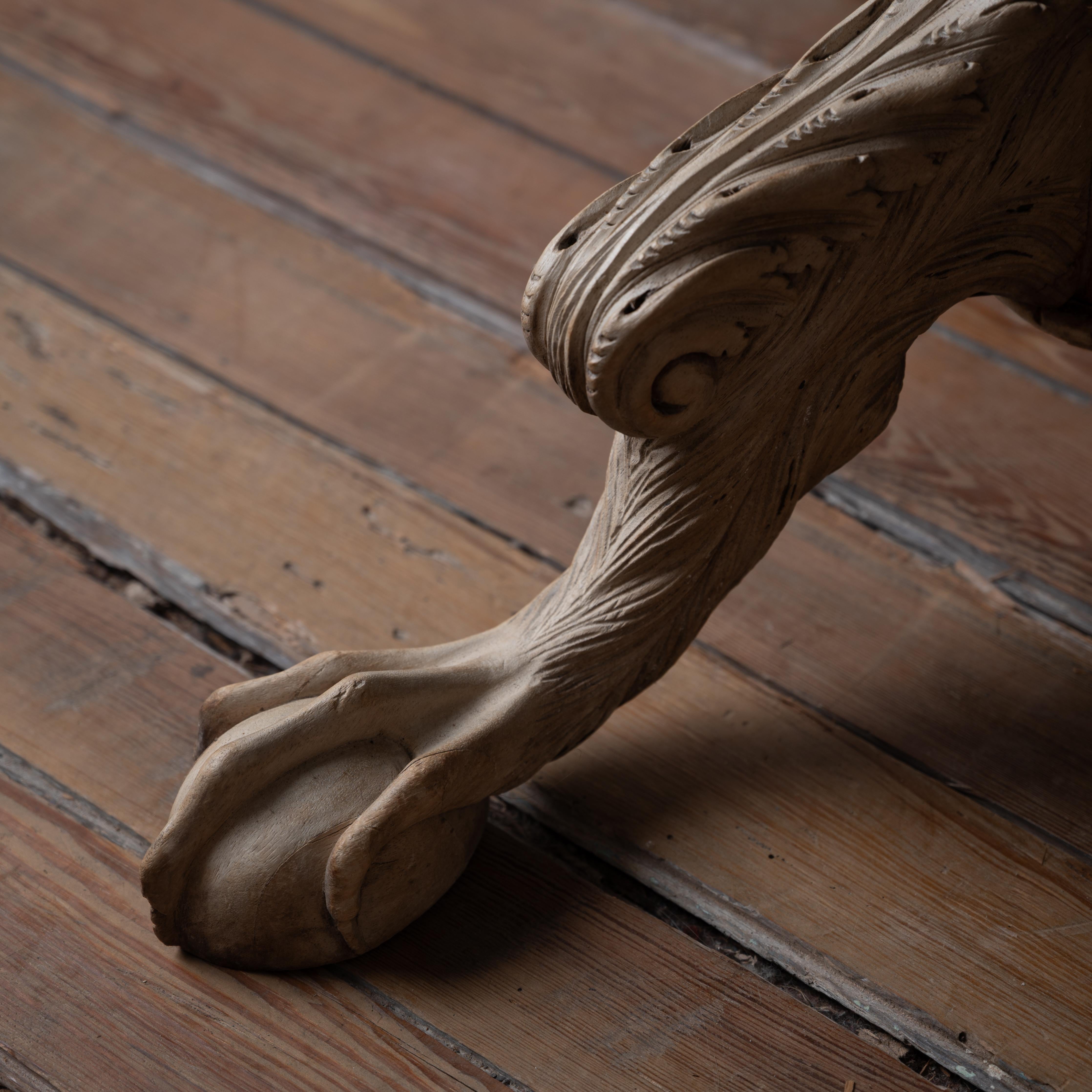 Table tripode à pieds en griffe blanchis, 19e siècle en vente 1