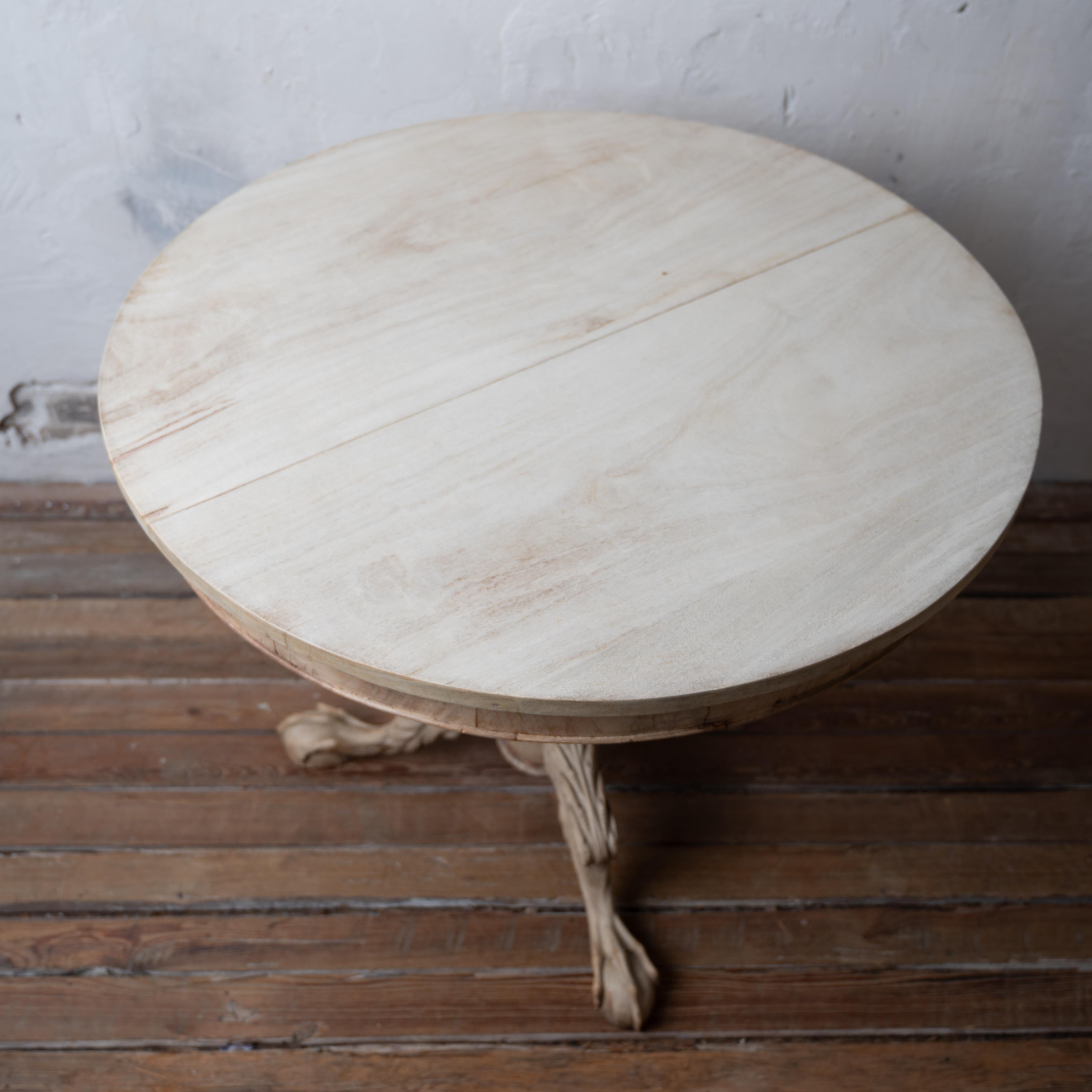Table tripode à pieds en griffe blanchis, 19e siècle en vente 2
