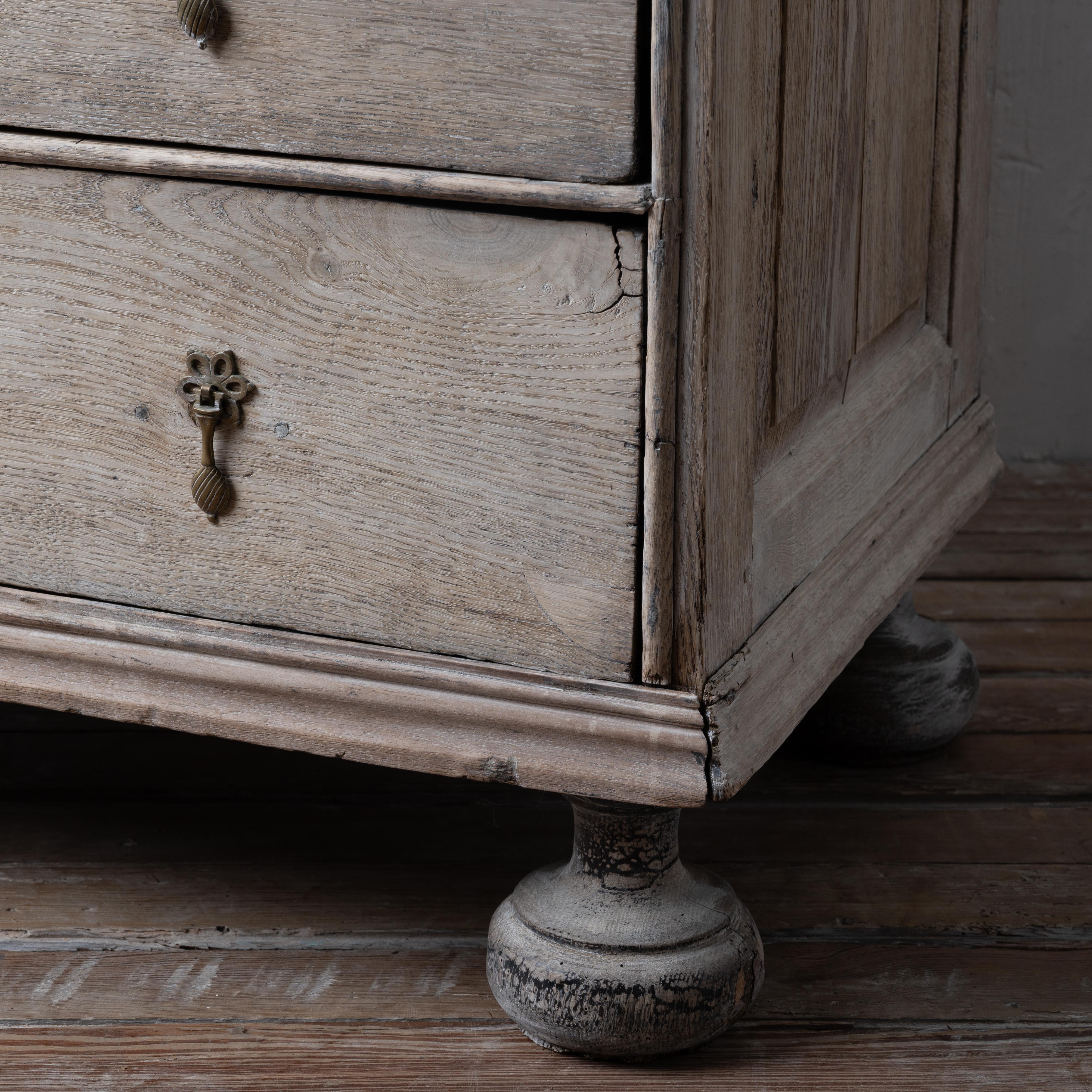 Bleached English Oak Chest, 18th Century For Sale 5