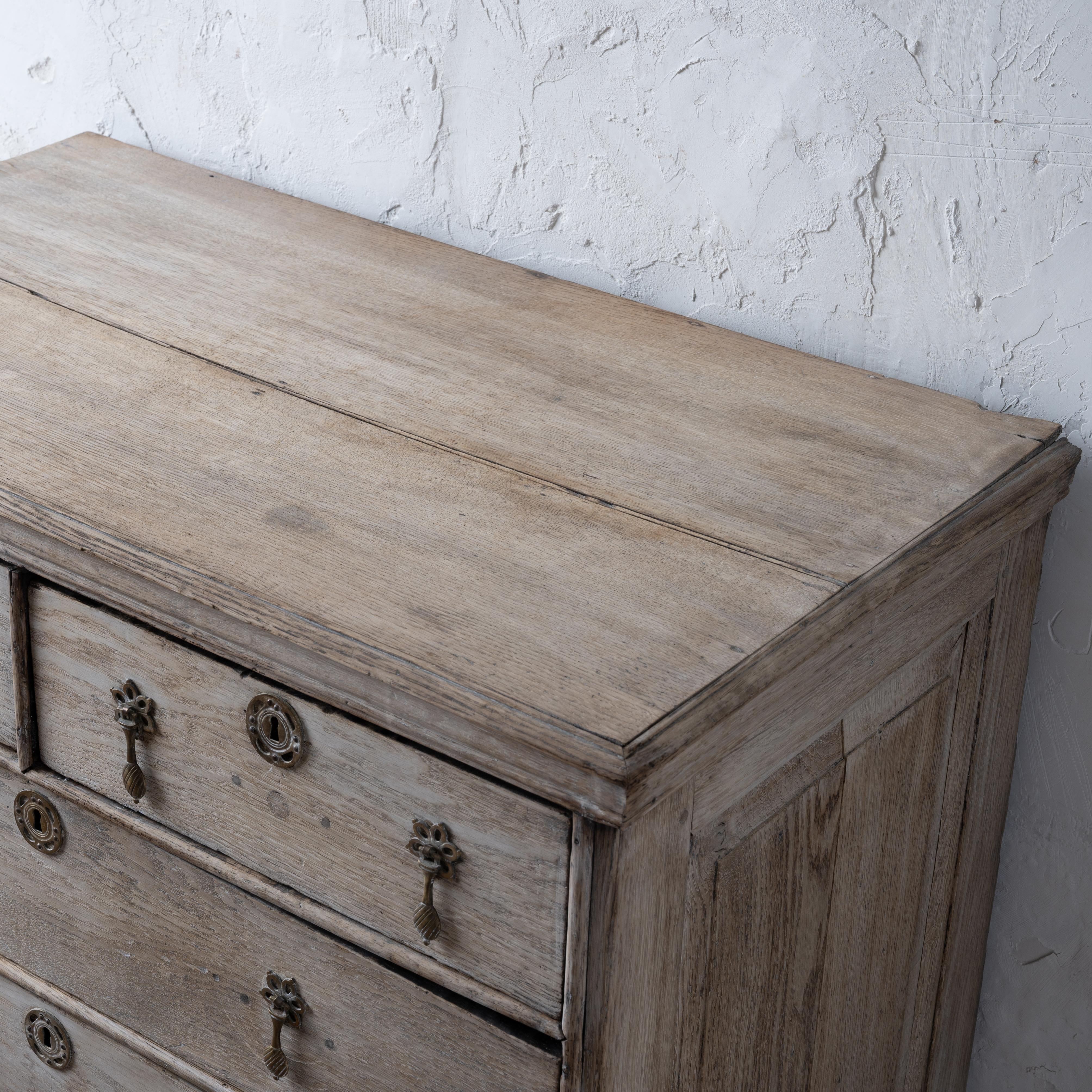 Bleached English Oak Chest, 18th Century For Sale 8