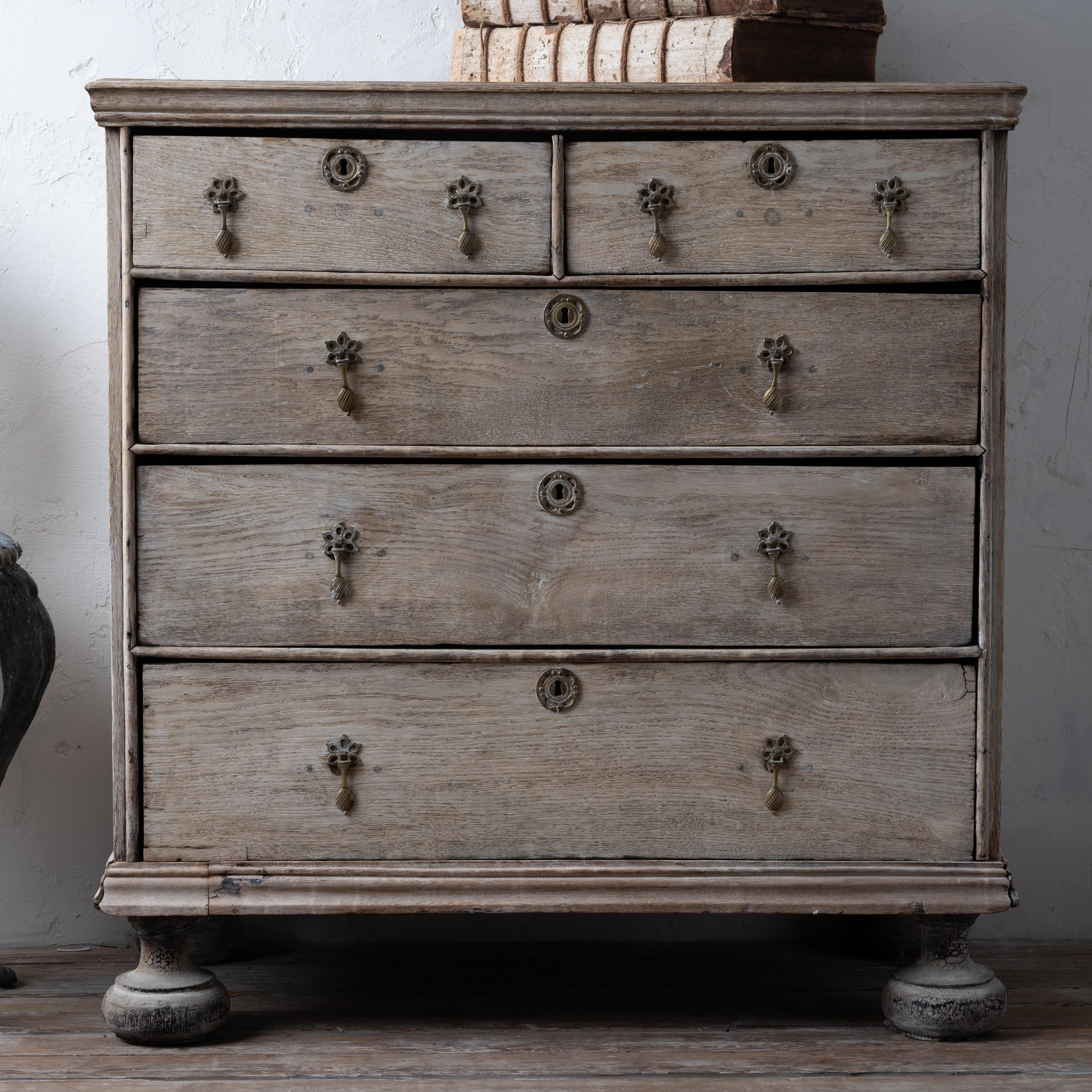 Bleached English Oak Chest, 18th Century In Good Condition In Savannah, GA