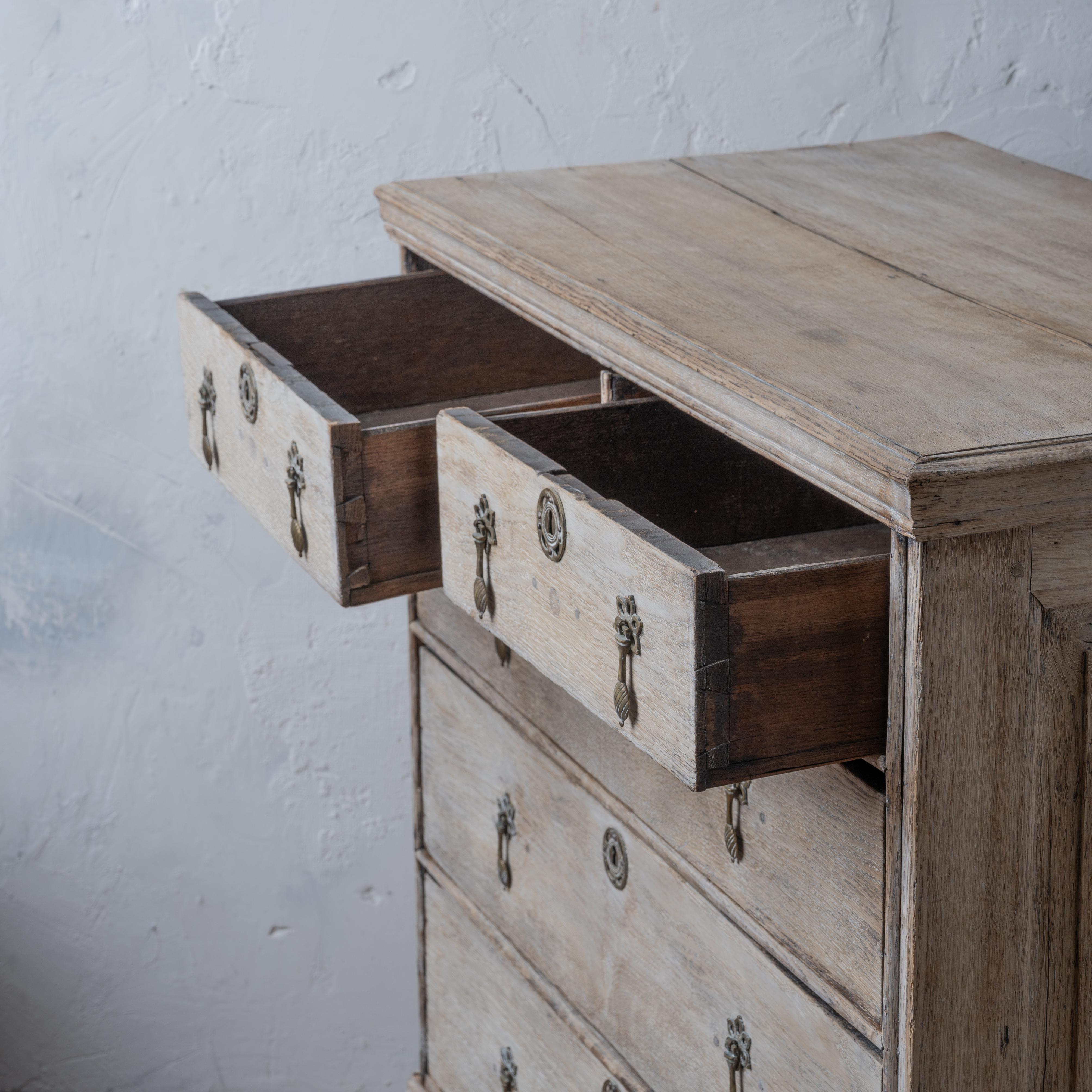 Bleached English Oak Chest, 18th Century For Sale 1