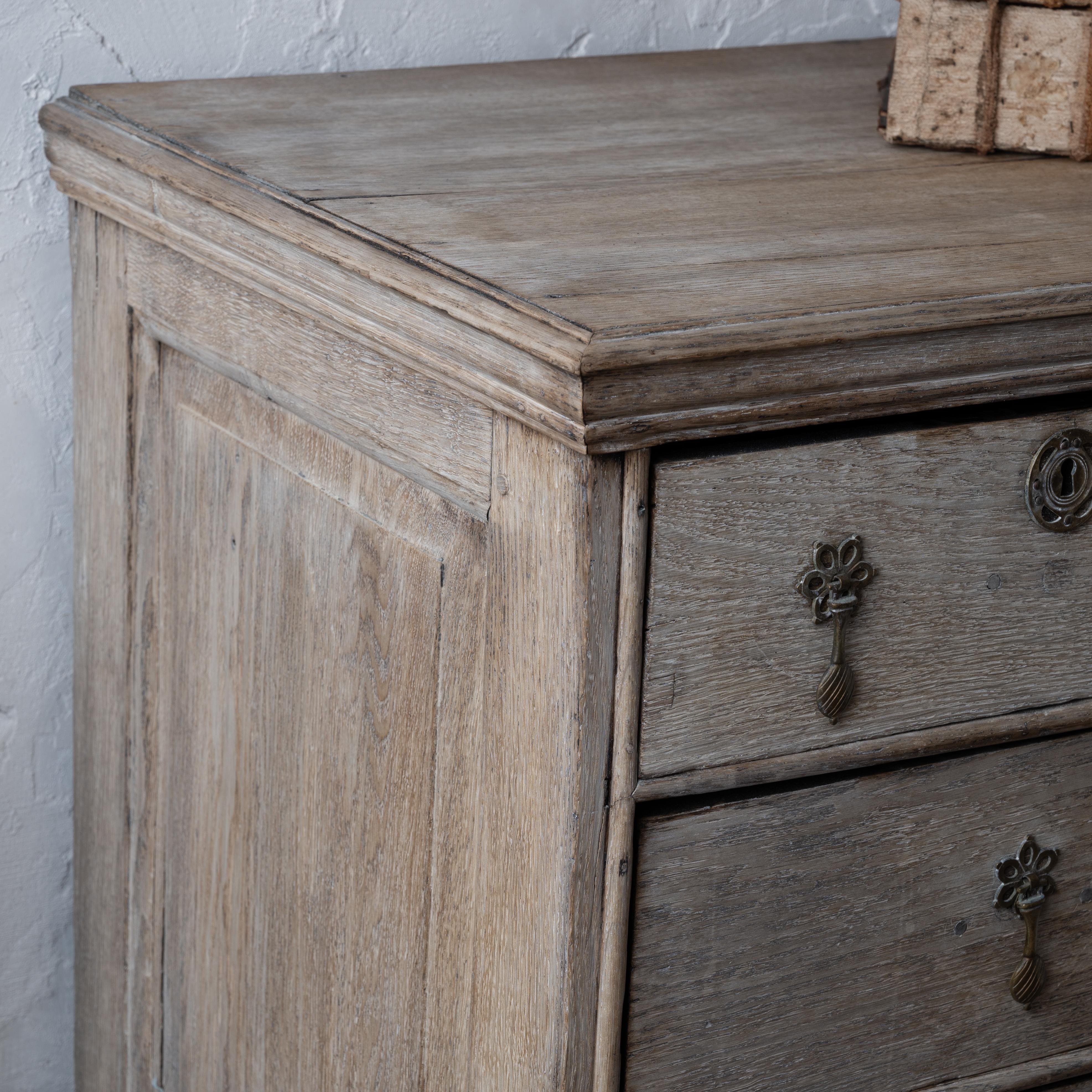 Bleached English Oak Chest, 18th Century For Sale 3