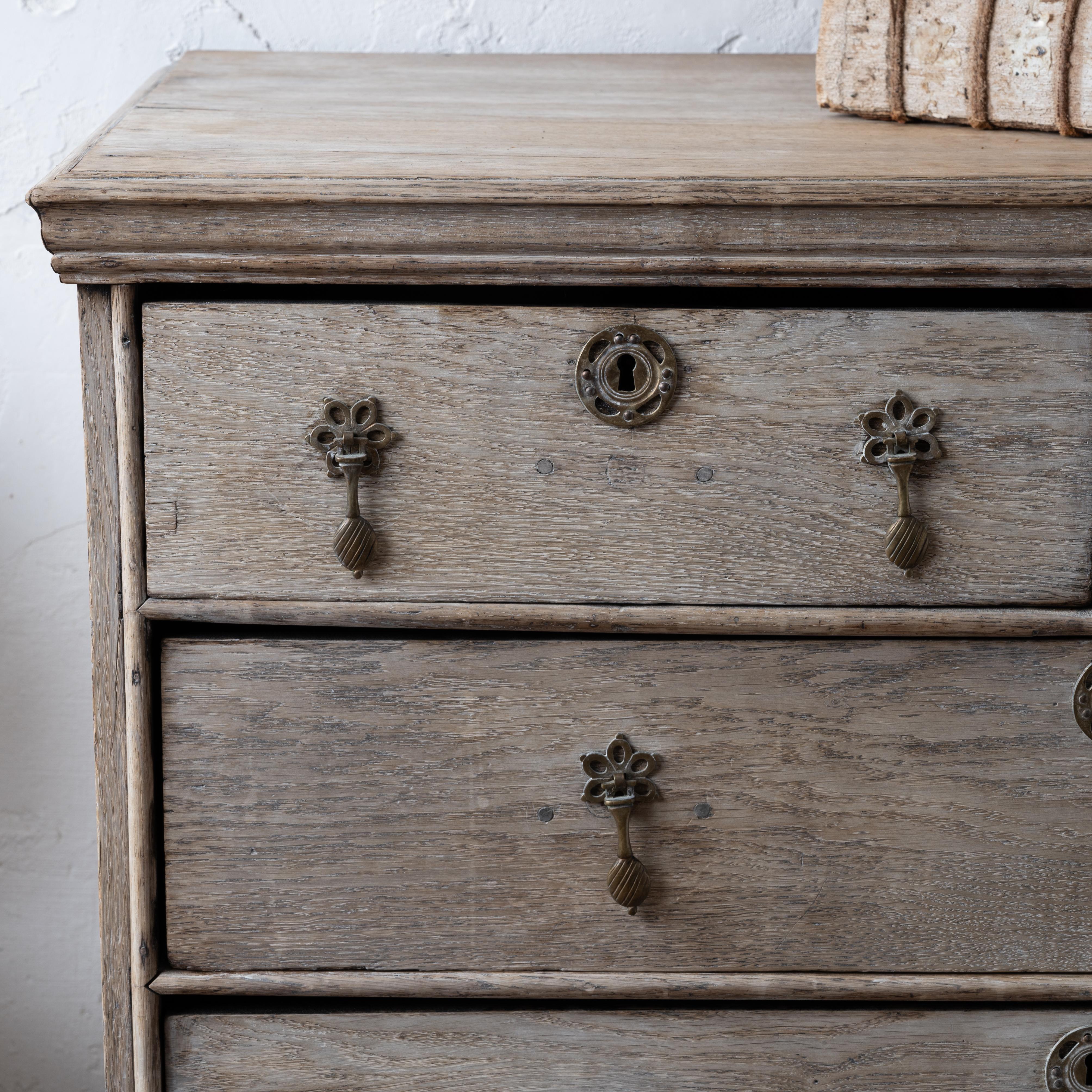 Bleached English Oak Chest, 18th Century For Sale 4
