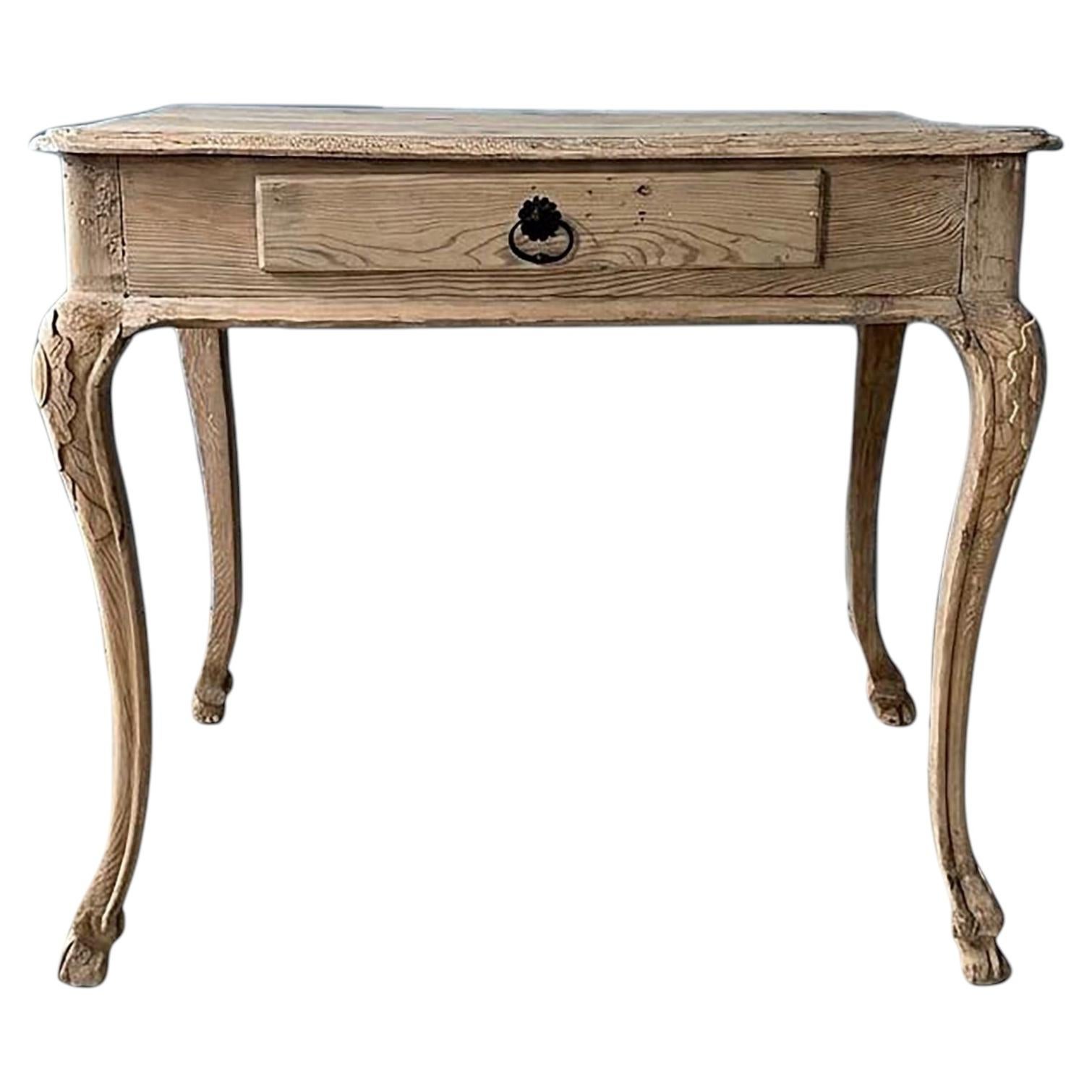 Bureau en bois de fruitier français blanchi, avec pieds cabrioles en vente