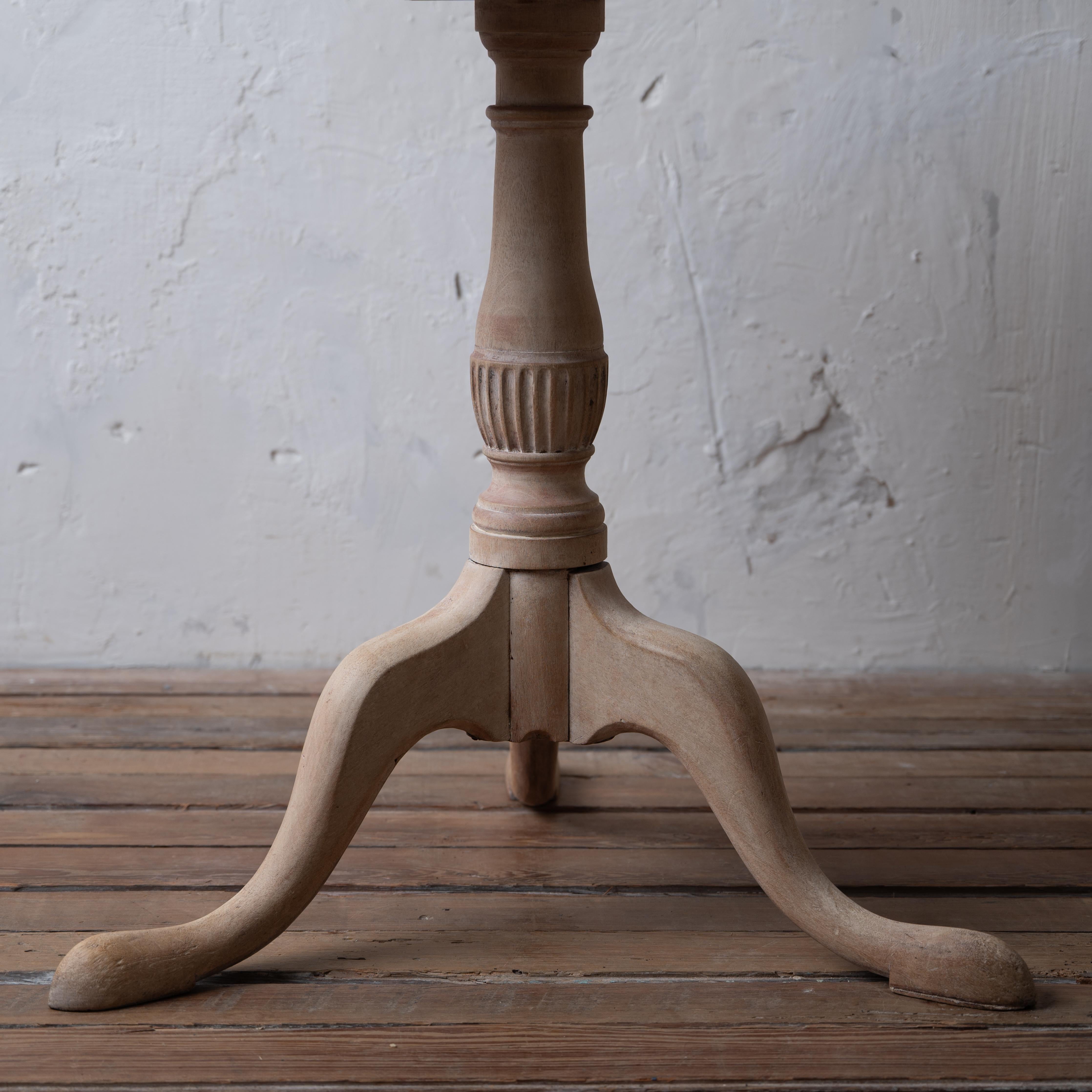 Table à plateau basculant géorgienne blanchie, vers 1780 en vente 4