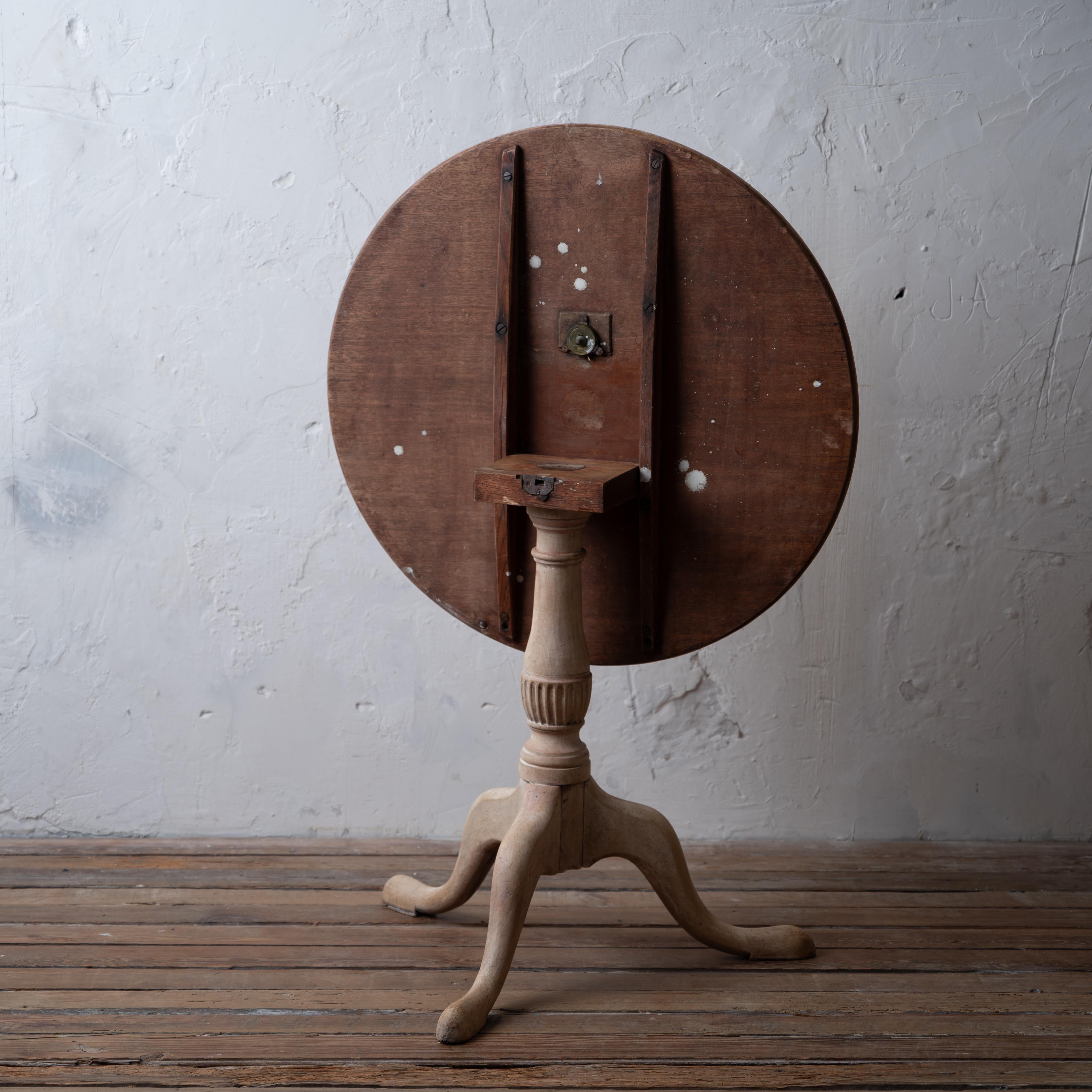 Table à plateau basculant géorgienne blanchie, vers 1780 en vente 6