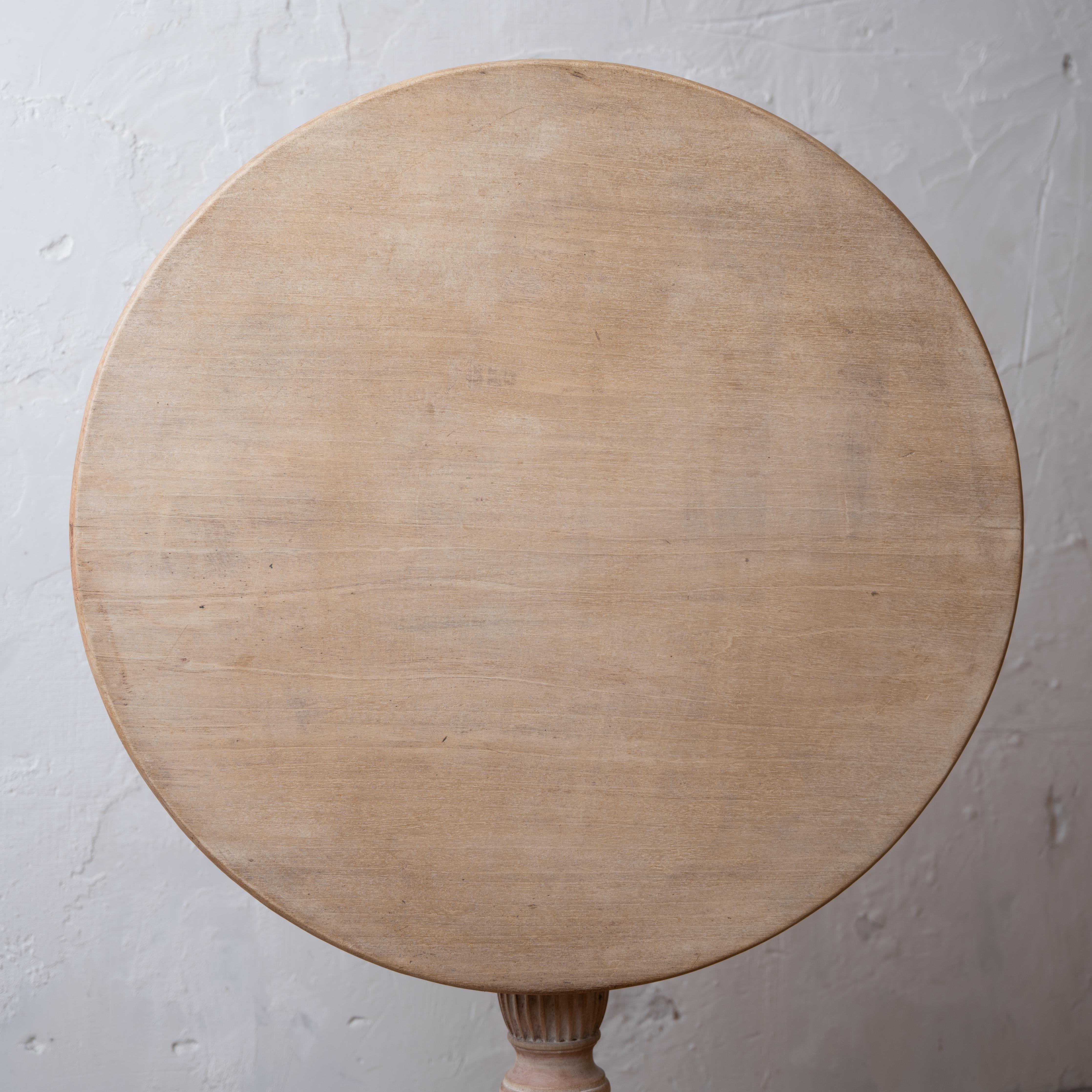 Table à plateau basculant géorgienne blanchie, vers 1780 Bon état - En vente à Savannah, GA