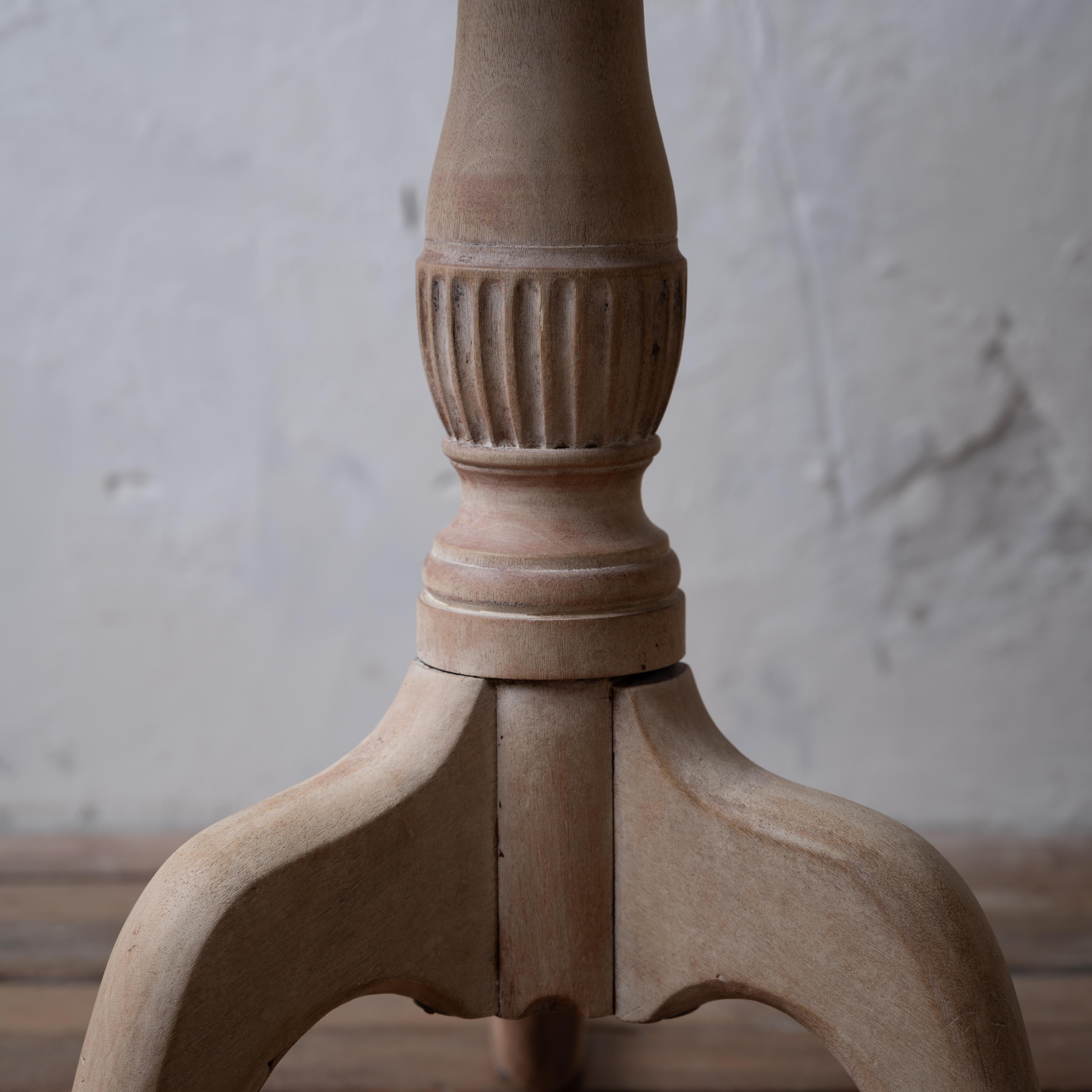 Fin du XVIIIe siècle Table à plateau basculant géorgienne blanchie, vers 1780 en vente
