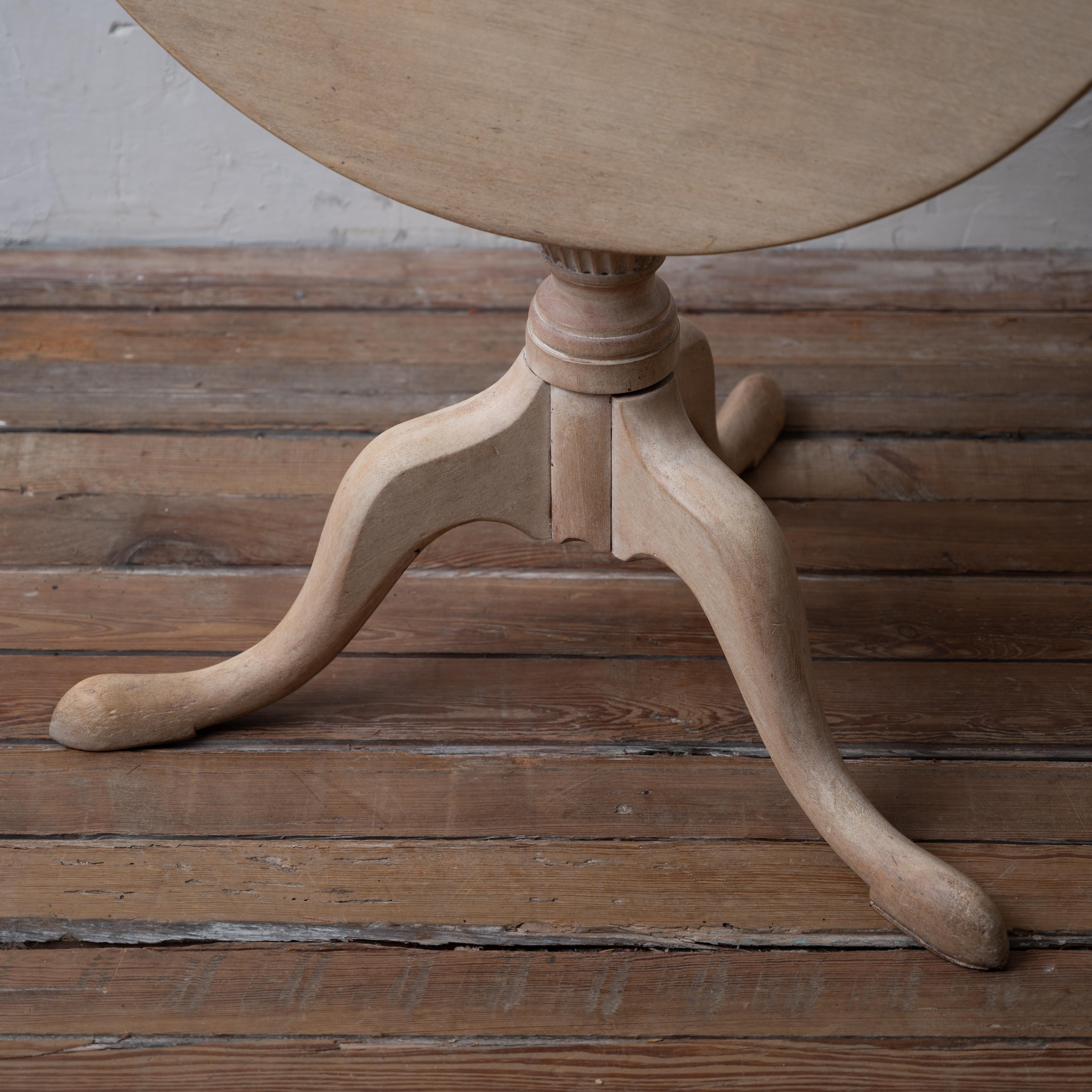 Table à plateau basculant géorgienne blanchie, vers 1780 en vente 3