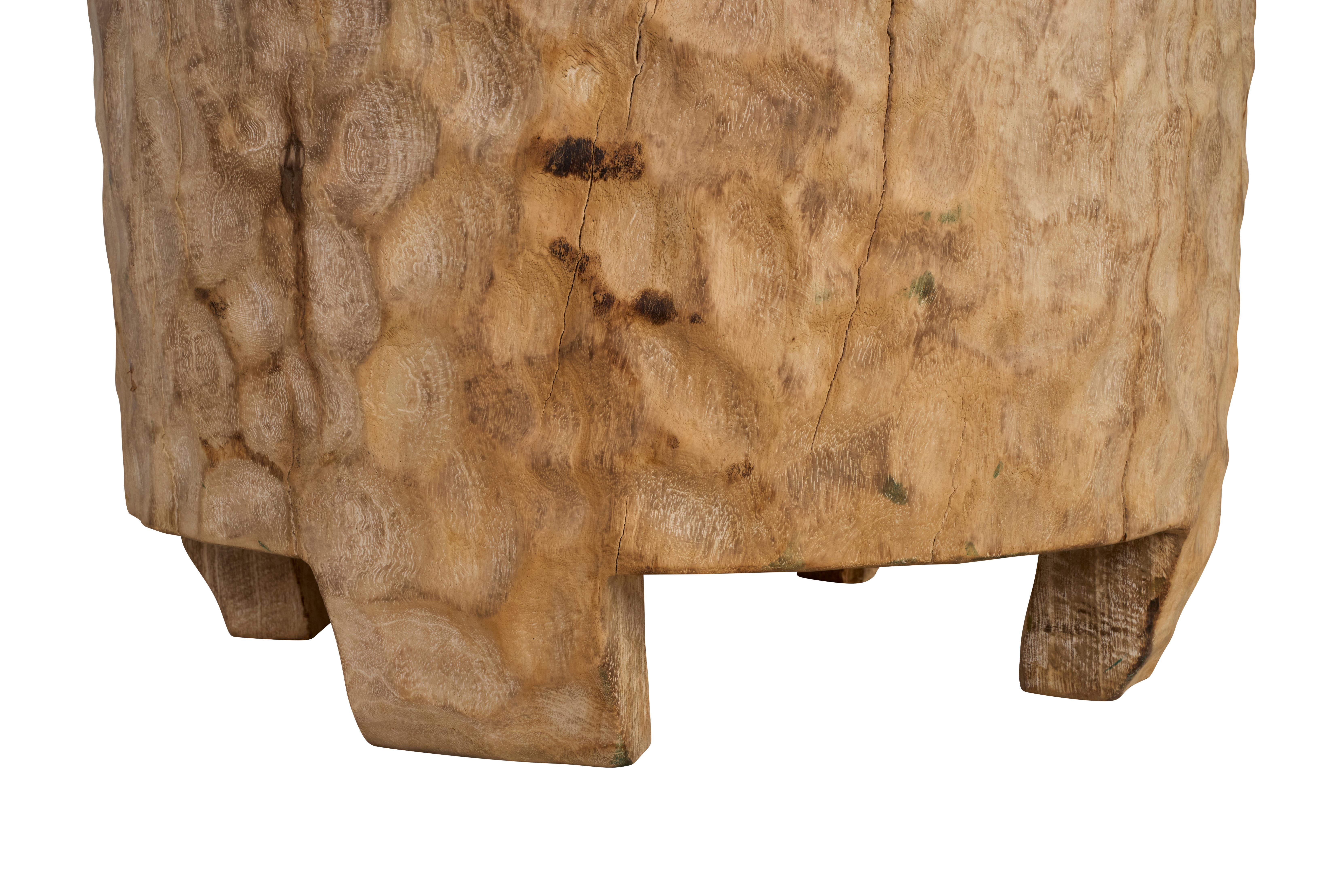 Organique Table d'appoint en bois de litchi blanchi en vente