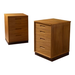 Tables de nuit en acajou blanchi avec bases en cuir par Edward Wormley pour Dunbar
