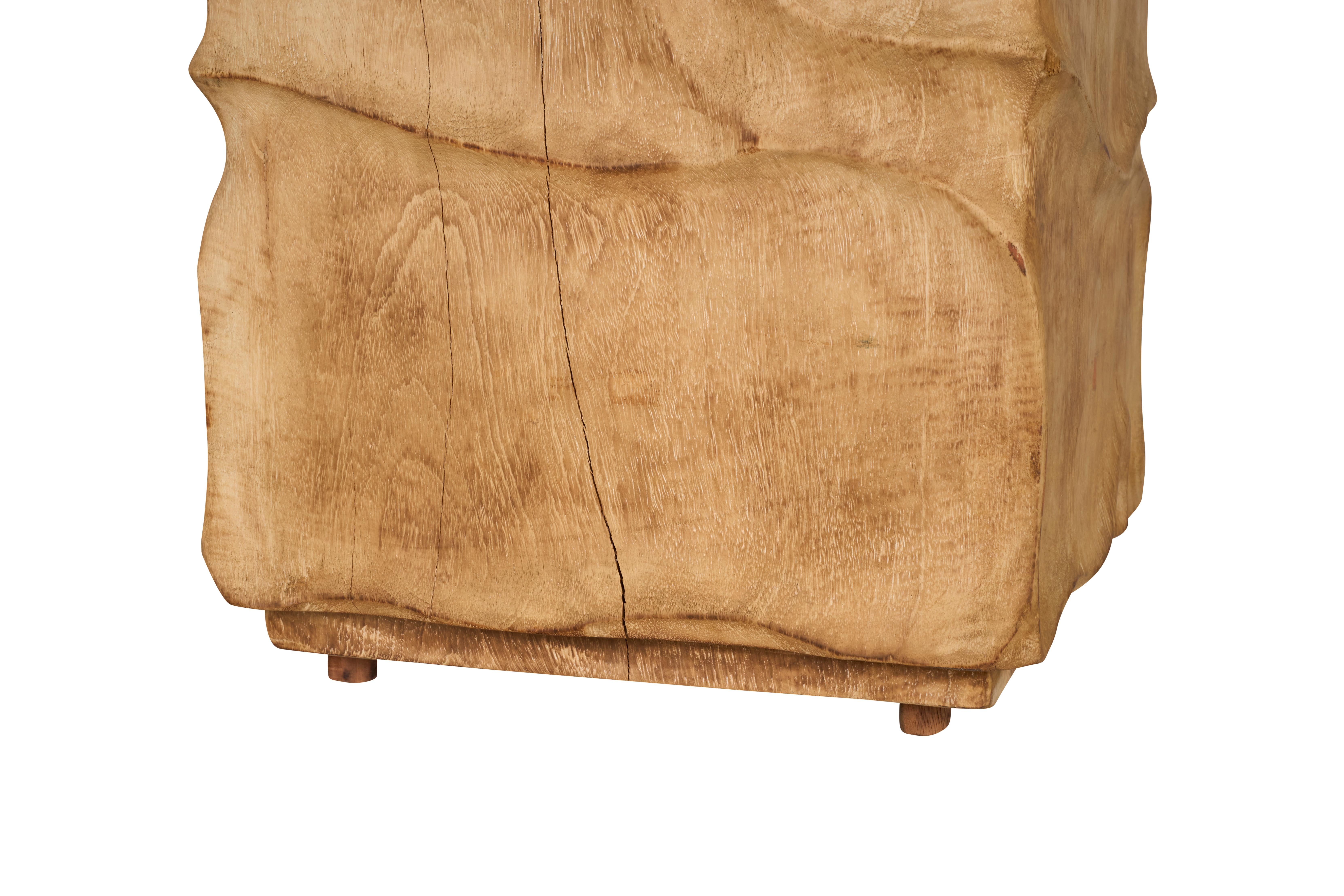 Organique Table d'appoint sculptée en litchi mangue blanchi en vente
