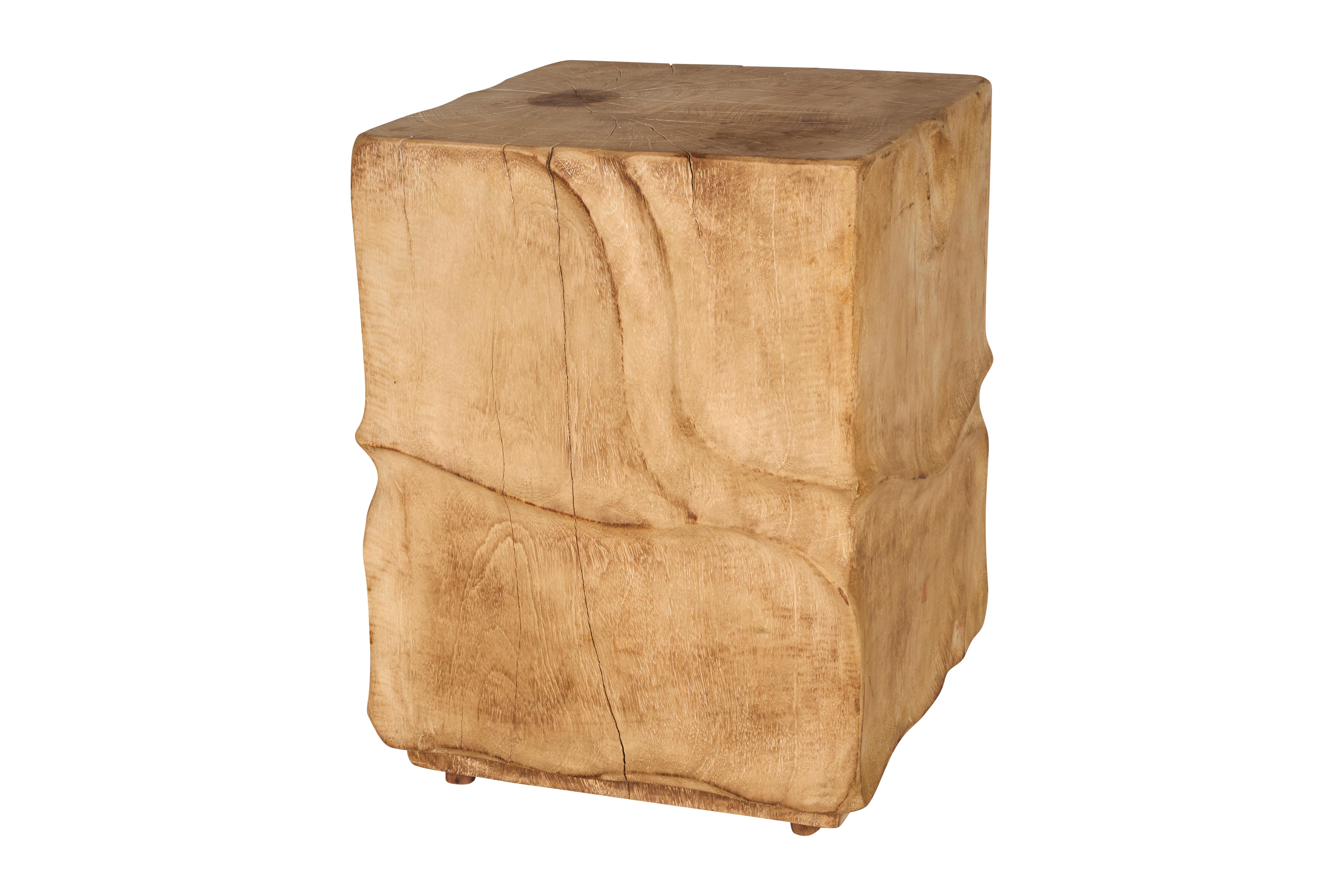 Table d'appoint sculptée en litchi mangue blanchi en vente 1