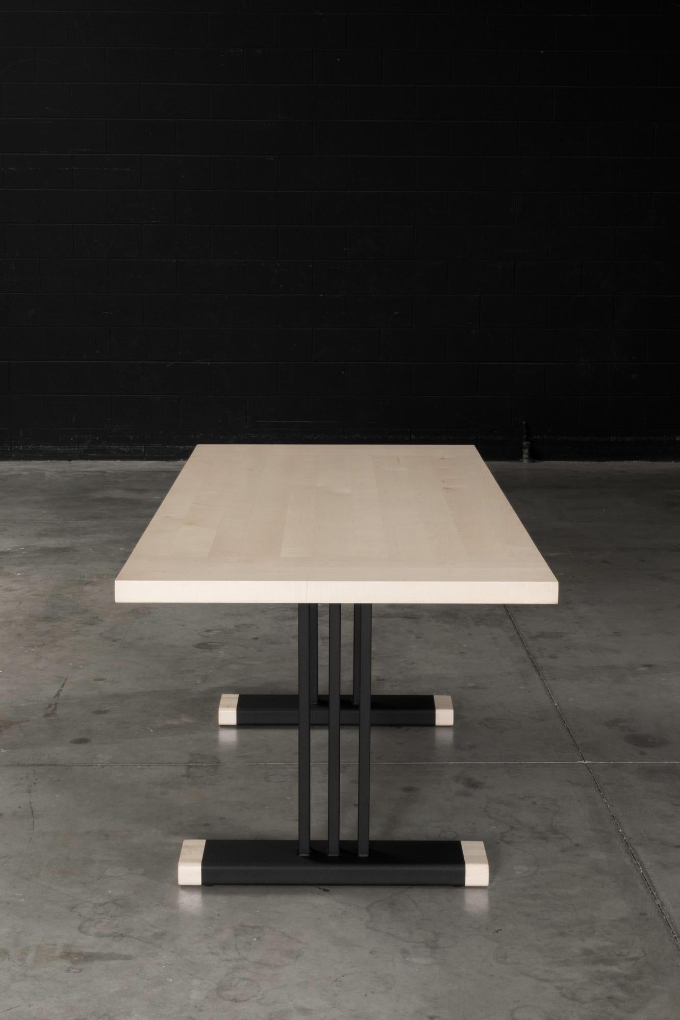 Moderne Table de salle à manger en érable avec pieds en acier noir et érable 'Trumbull Dining Table'. en vente
