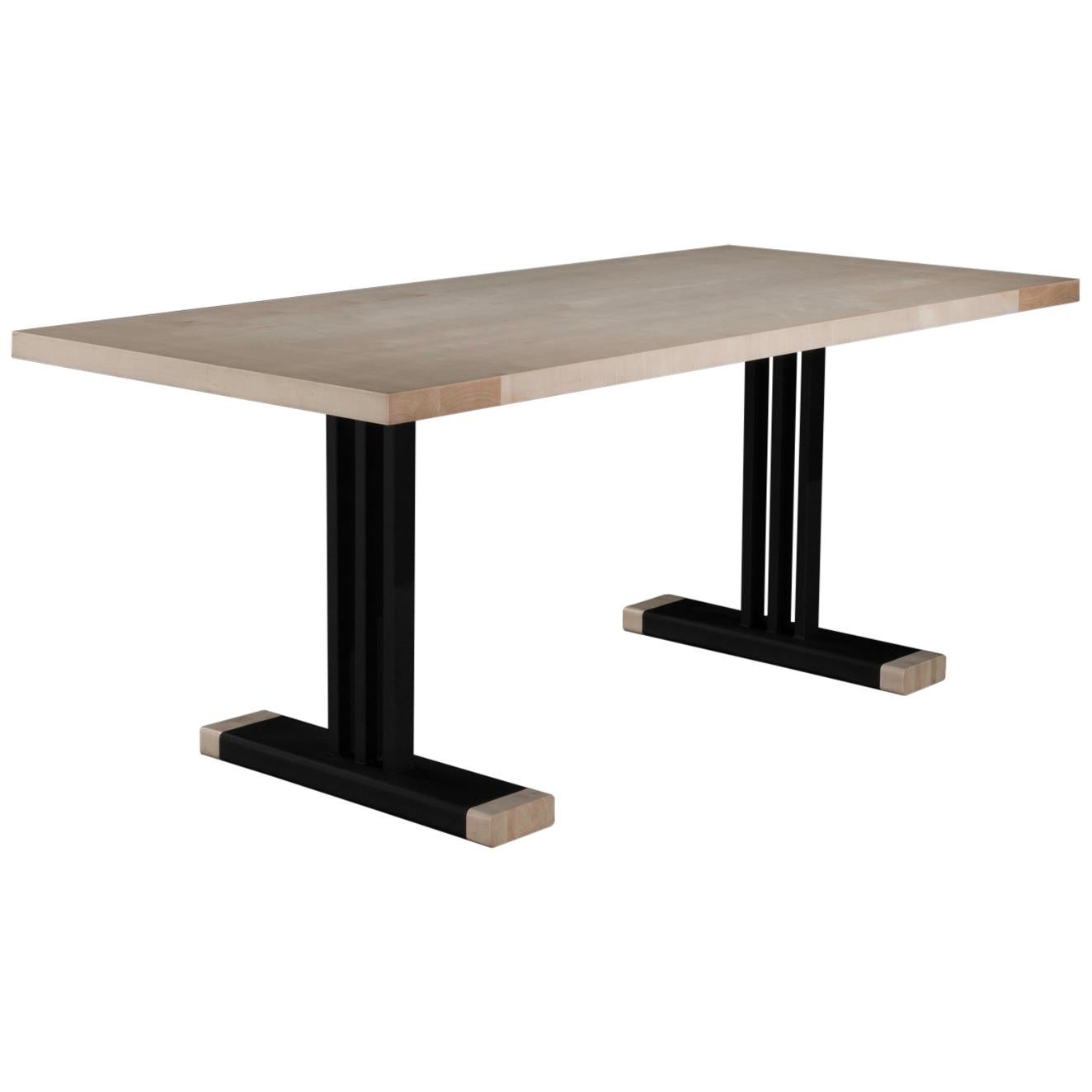 Table de salle à manger en érable avec pieds en acier noir et érable 'Trumbull Dining Table'.