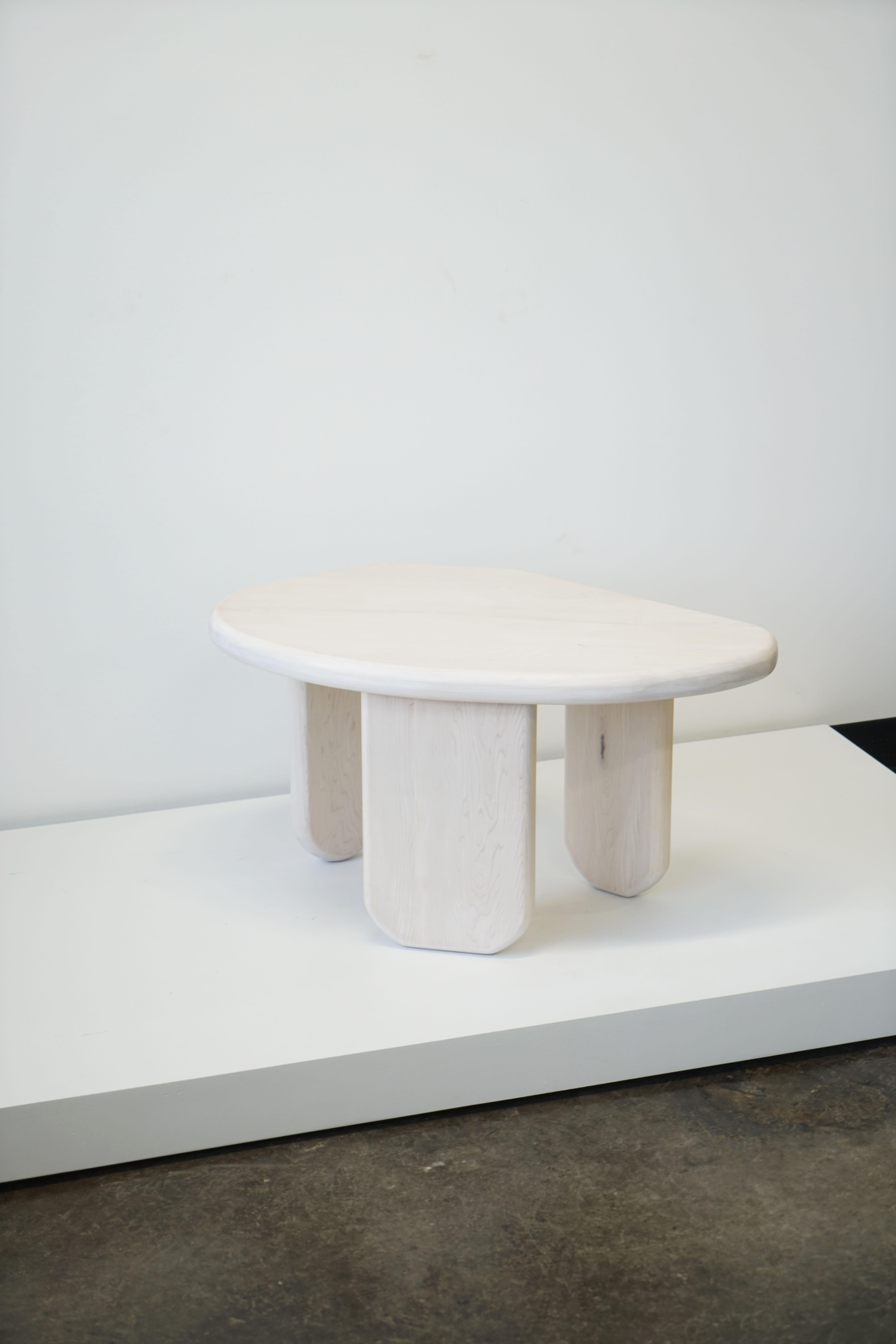 Organique Table de forme organique en érable blanchi, Last Workshop, 2023 en vente
