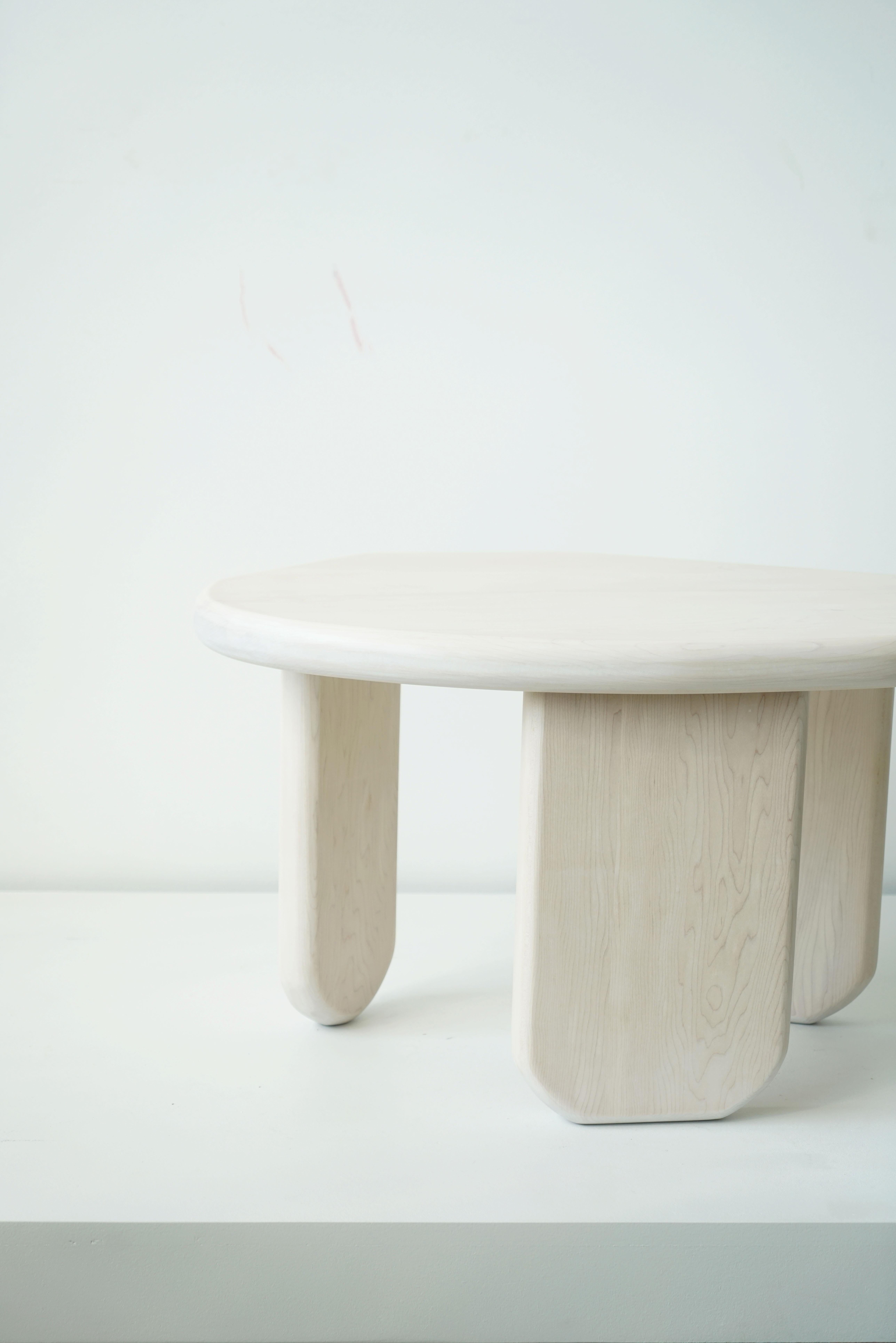 Américain Table de forme organique en érable blanchi, Last Workshop, 2023 en vente