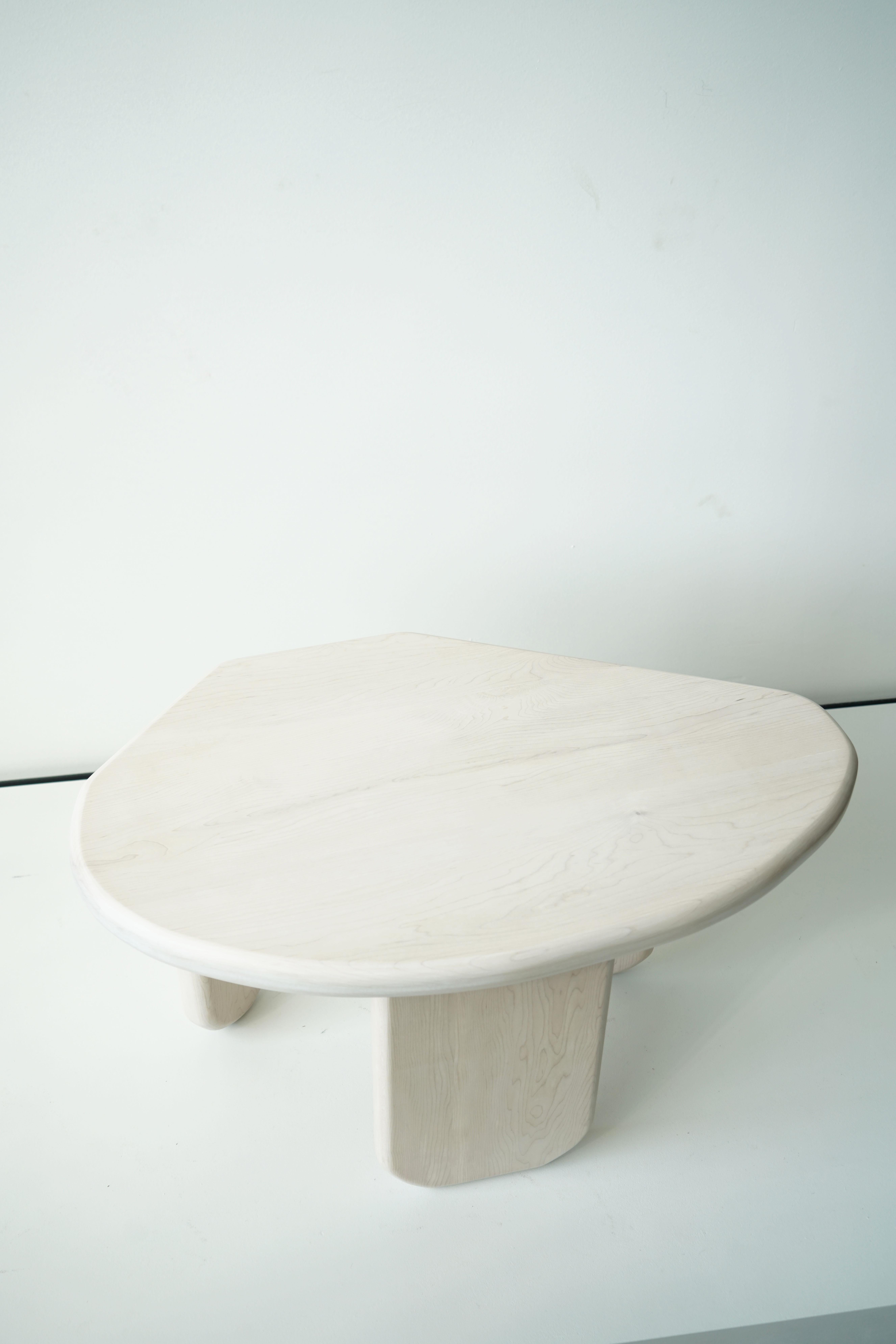 Table de forme organique en érable blanchi, Last Workshop, 2023 Neuf - En vente à Chicago, IL