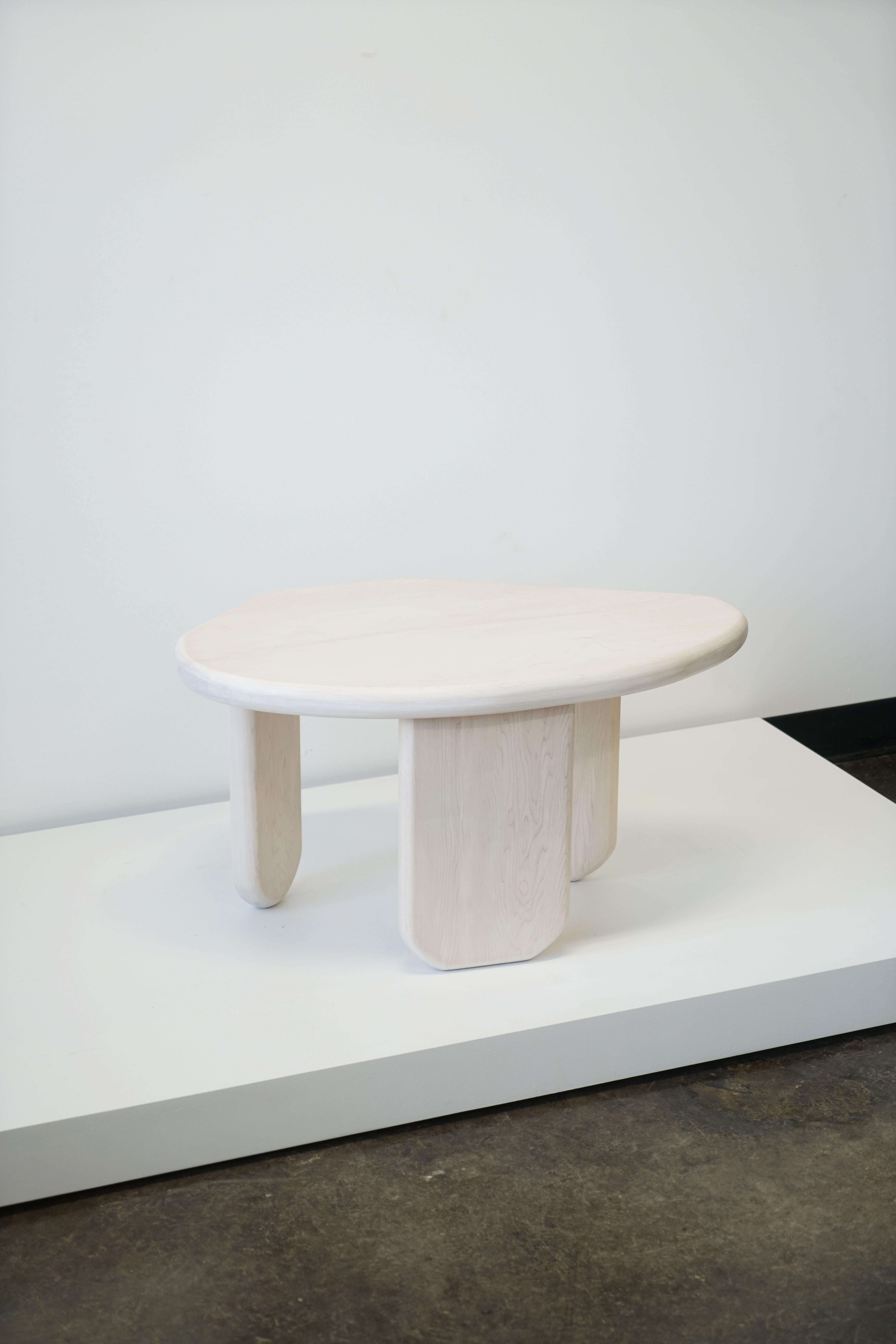 Table de forme organique en érable blanchi, Last Workshop, 2023 en vente 1