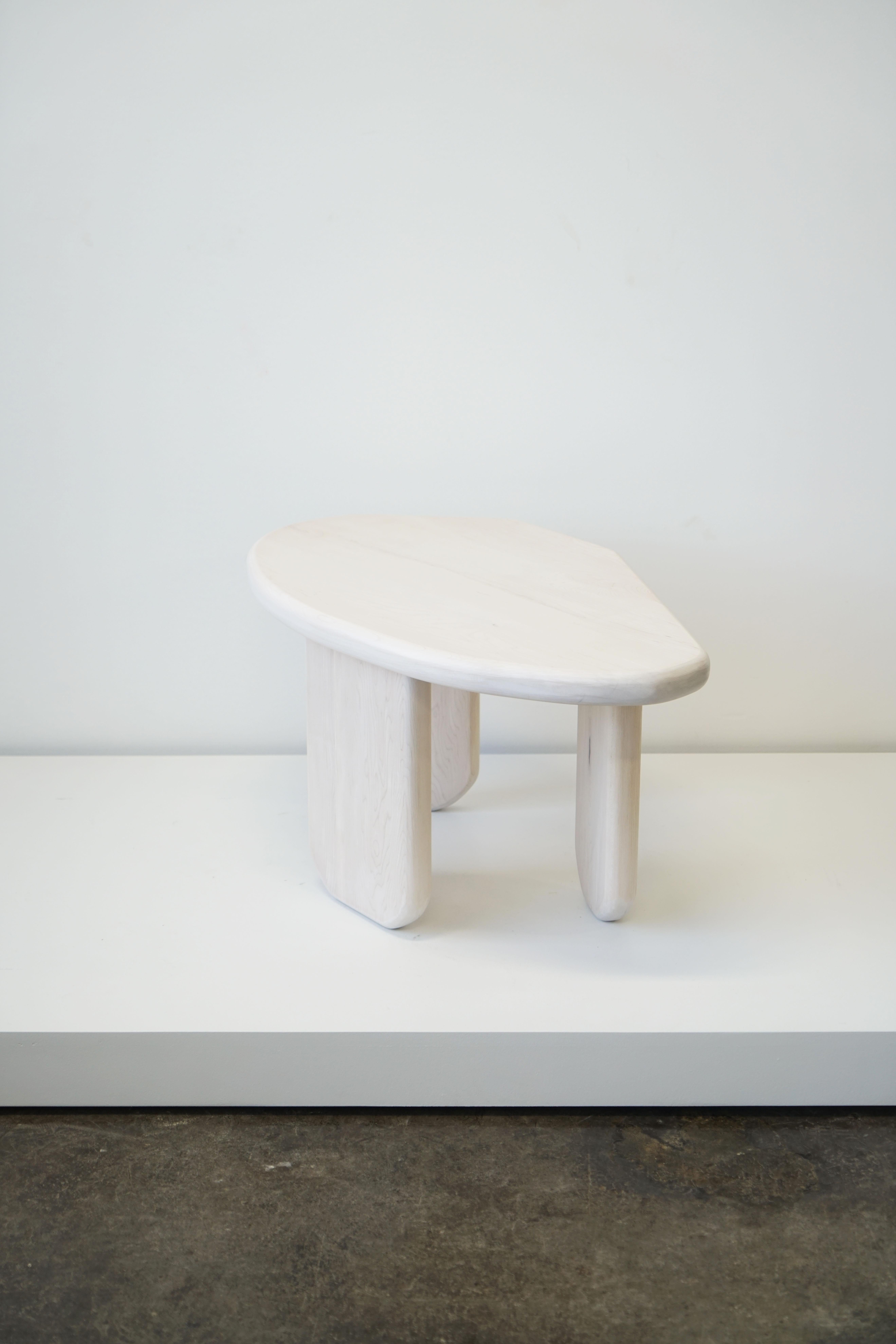 Table de forme organique en érable blanchi, Last Workshop, 2023 en vente 2