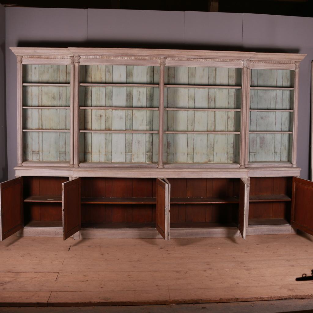 XIXe siècle Bleached Oak Breakfront Library Bookcase