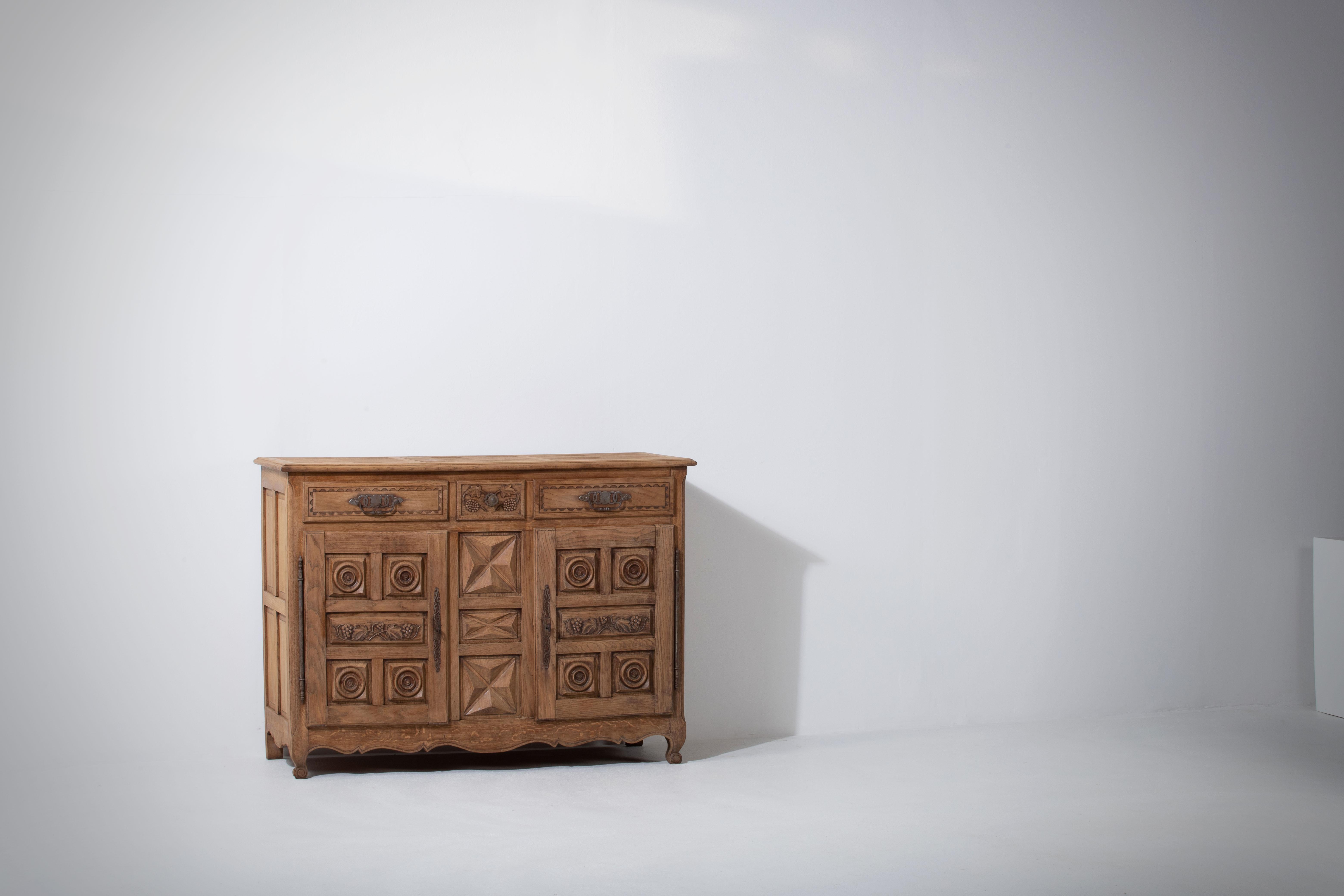 Unearthed in Normandy, this piece of furniture in solid oak will bring a touch of authenticity to an interior.
The sideboard consists of three compartments with shelves whose doors are covered with circular patterns typical of the region.
Good