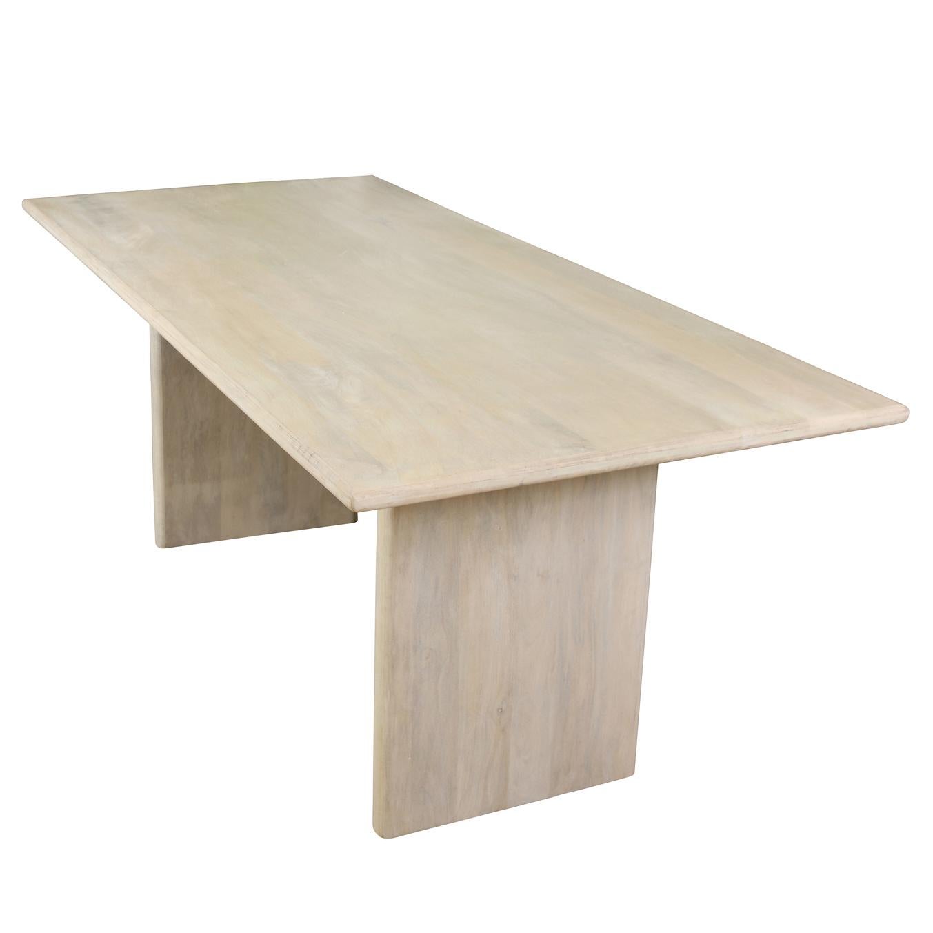 Cette table de salle à manger en chêne blanchi offre une esthétique épurée et contemporaine avec ses lignes nettes et son design minimaliste. Soutenue par deux solides socles, la table offre une présence équilibrée mais audacieuse dans tout espace