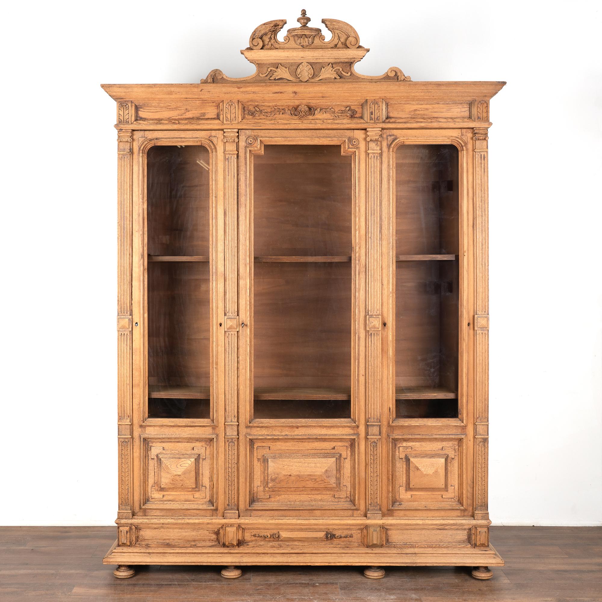 Bleached Oak Display Cabinet Bookcase With Adjustable Shelves France circa 1900s In Good Condition In Round Top, TX