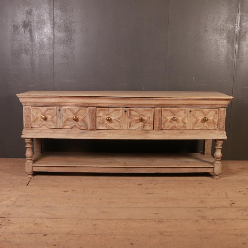 Stunning 18th century Bleached English oak dresser base with potboard, 1740.

Dimensions
79 inches (201 cms) wide
21.5 inches (55 cms) deep
32.5 inches (83 cms) high.

 