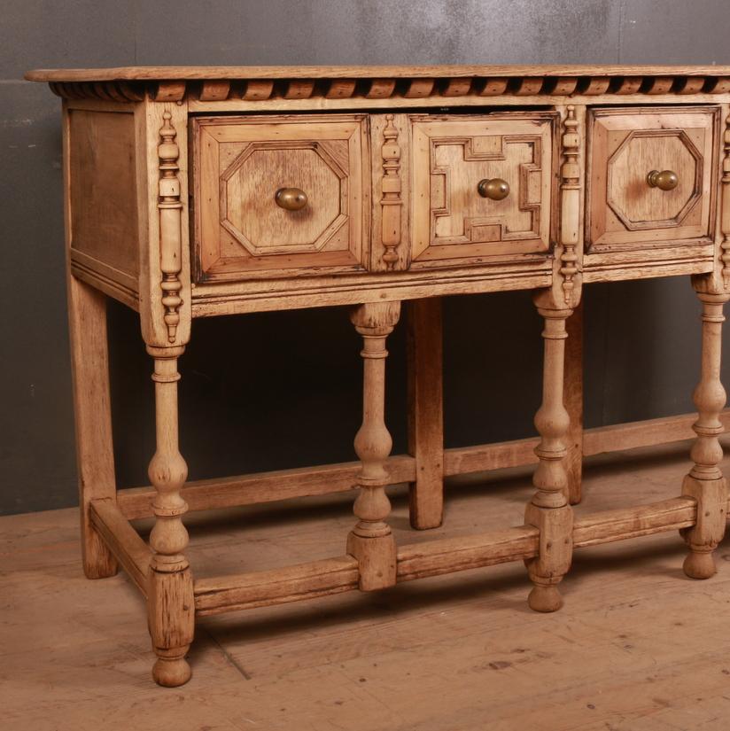 18th century 3-drawer English oak dresser base, 1780



Dimensions:
74 inches (188 cms) wide
22.5 inches (57 cms) deep
36.5 inches (93 cms) high.