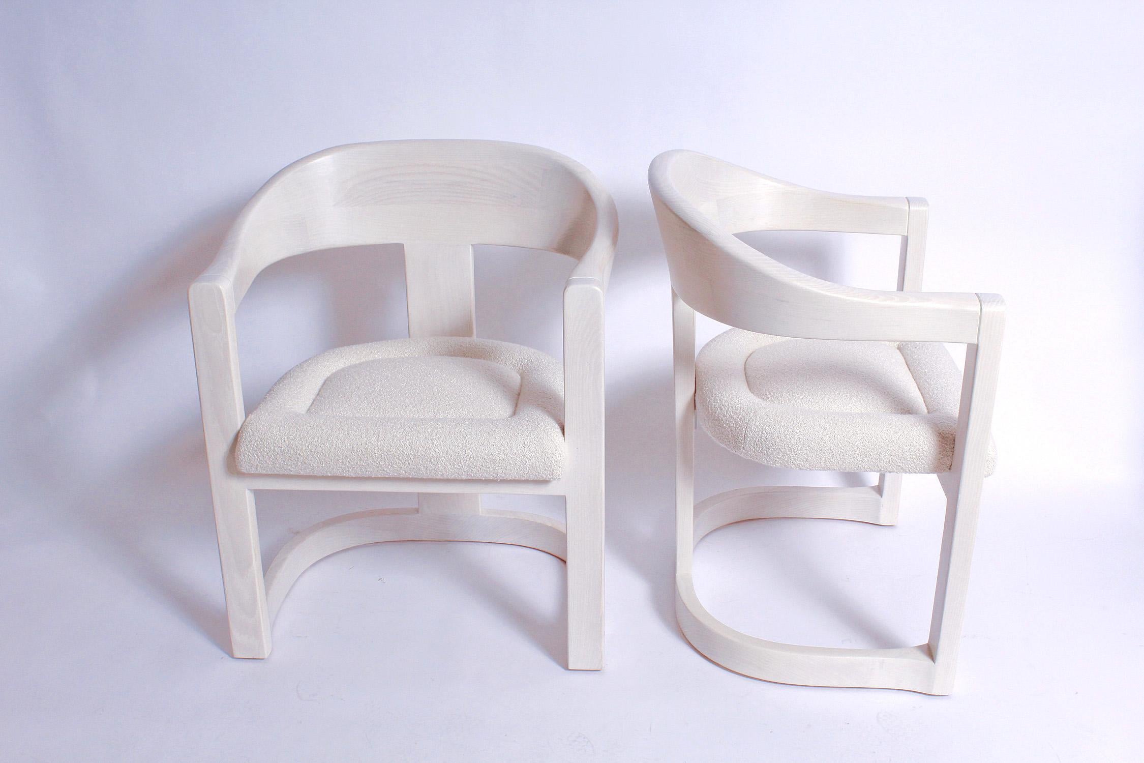 Ein Paar signierte Springer Onassis-Stühle aus gebleichter Eiche:: 1983 - zwei Paare verfügbar (Moderne der Mitte des Jahrhunderts) im Angebot