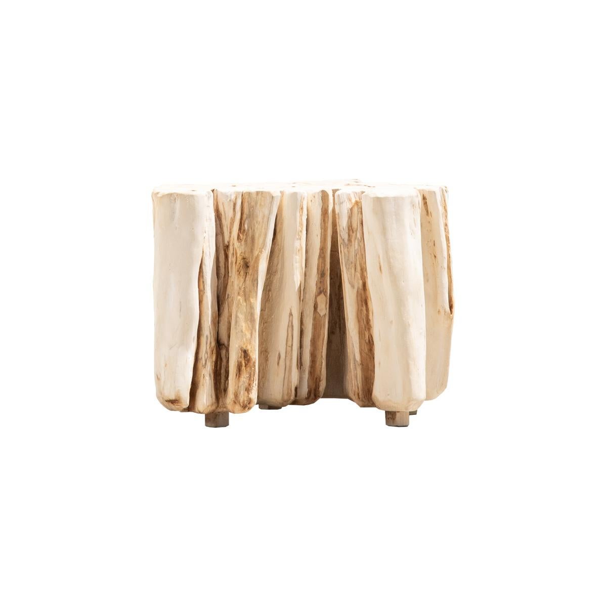 Table d'appoint en racine blanchie I 

Il s'agit d'une racine d'arbre qui a été récupérée et transformée en une œuvre d'art fonctionnelle et organique. La pièce exprime son caractère avec diverses caractéristiques uniques, des coins et des recoins.