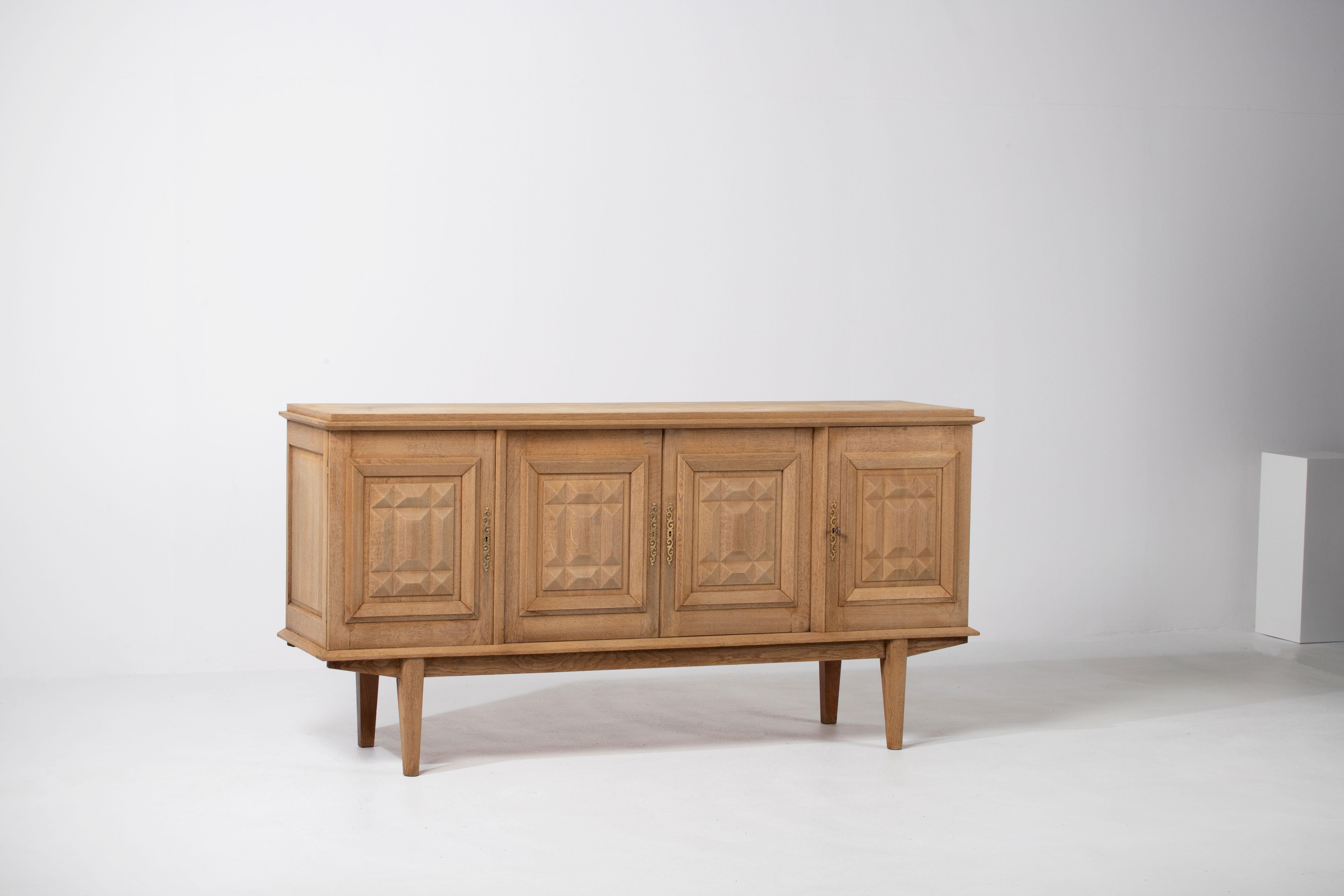 Credenza de roble macizo blanqueado con detalles gráficos, Francia, años 40 en venta 3