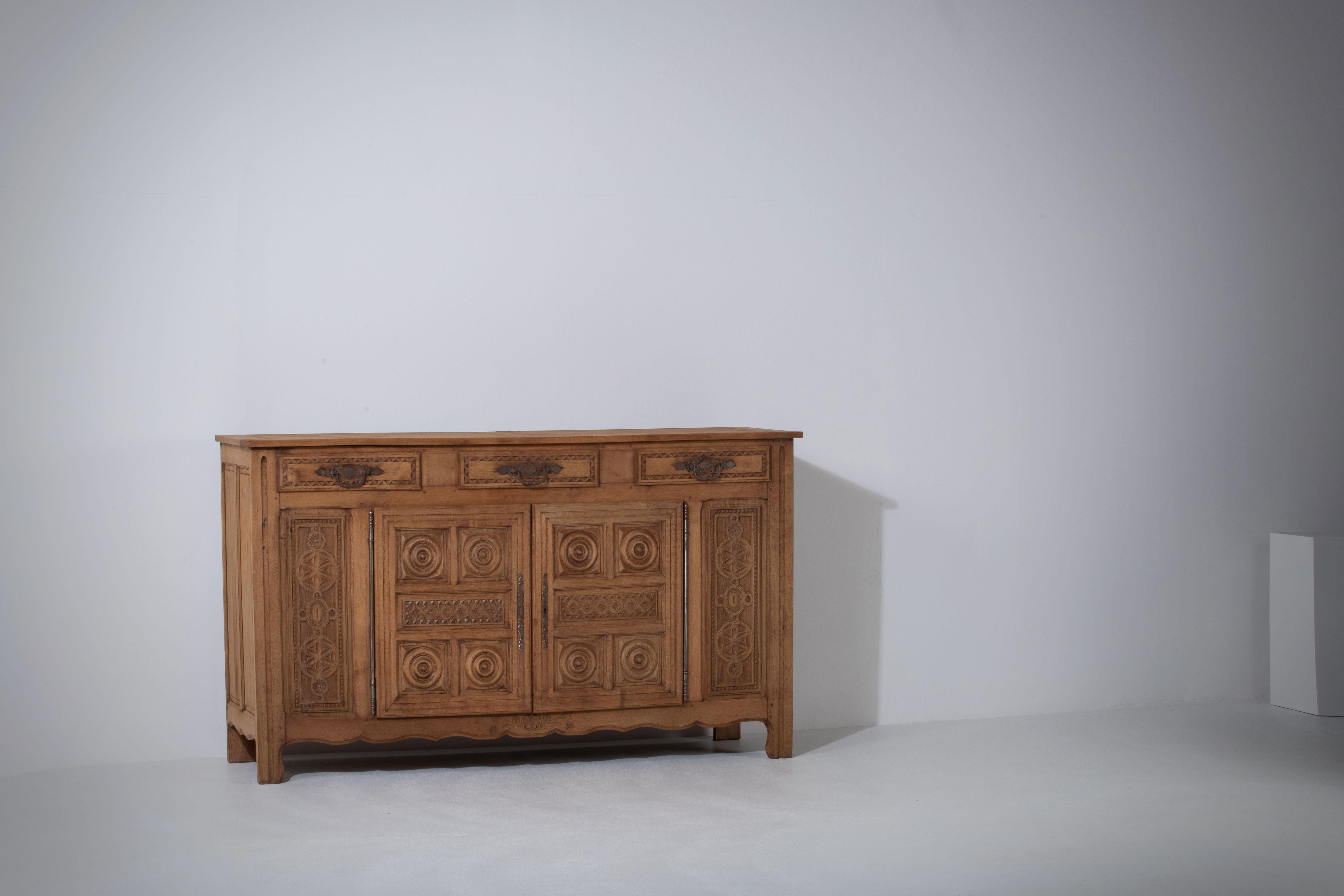 Bleached Solid Oak Credenza with Graphic Details, France, 1940s In Good Condition For Sale In Wiesbaden, DE