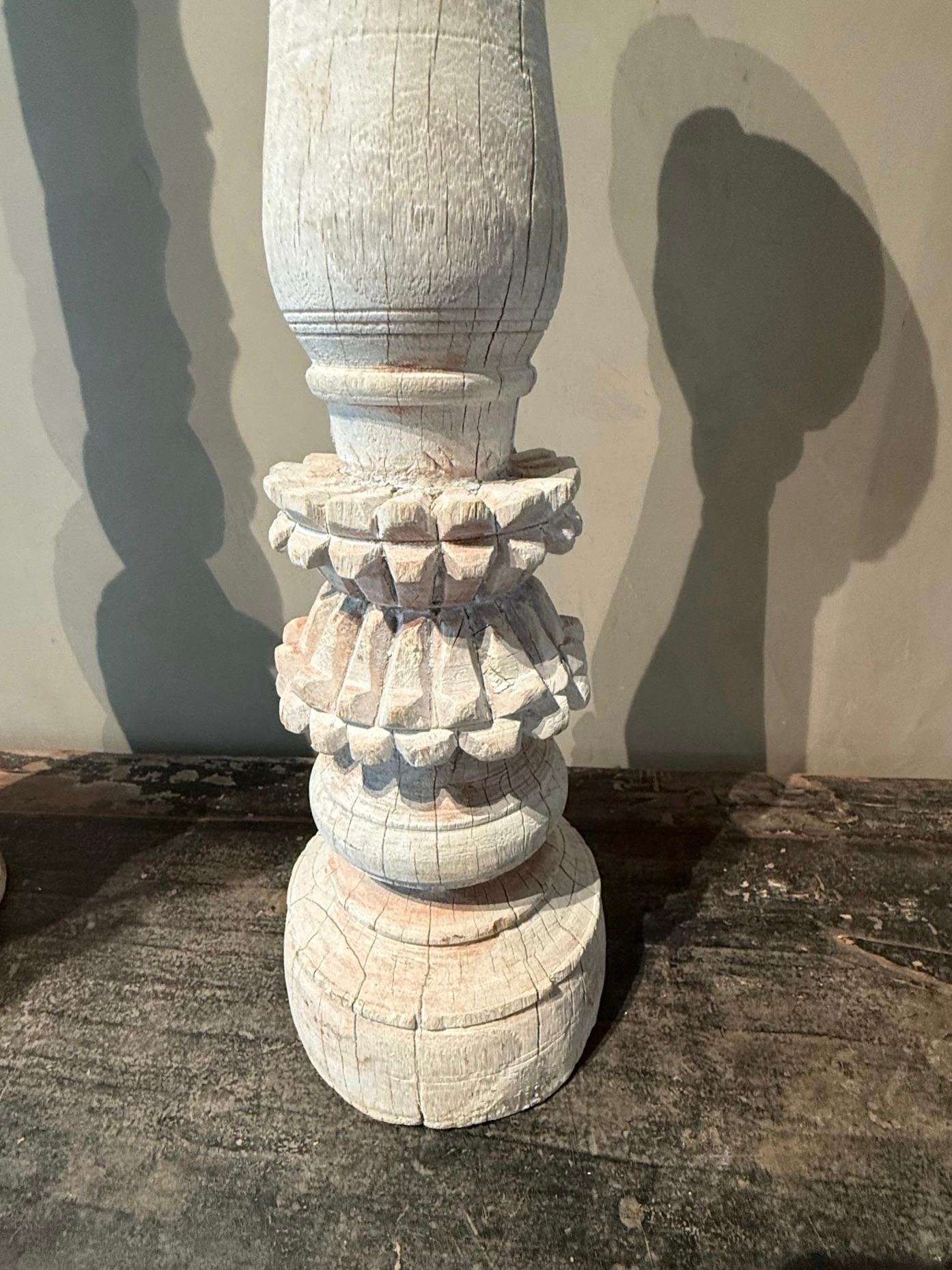 Mid Century India gebleichtes Teakholz Kerzenständer.
Dekorative Schnitzerei.
Gut geeignet als Teil einer Collection'S mit S7067 und S7068
ANKOMMEND NOVEMBER