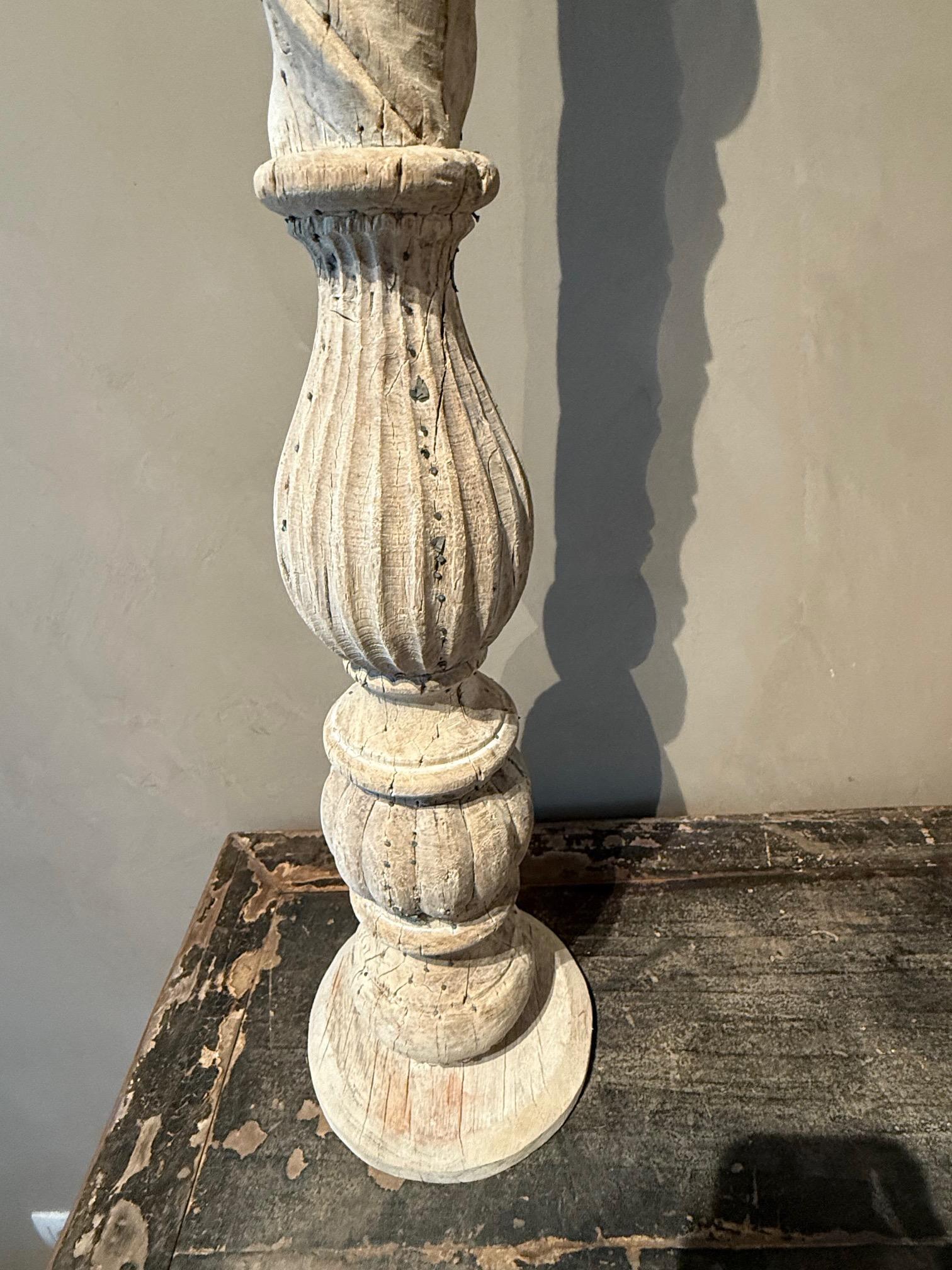 Mid Century India gebleichtes Teakholz Kerzenständer.
Dekorative Schnitzerei.
Gut geeignet als Teil einer Collection'S mit S7066 und S7067
ANKOMMEND NOVEMBER