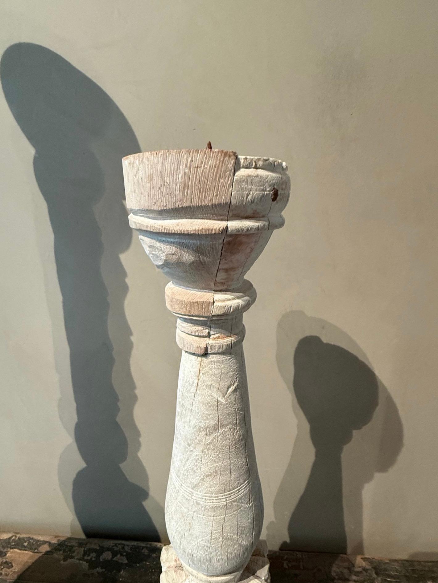 Geschnitzter Kerzenständer aus gebleichtem Teakholz, Mitte des Jahrhunderts, Indien (Indisch) im Angebot