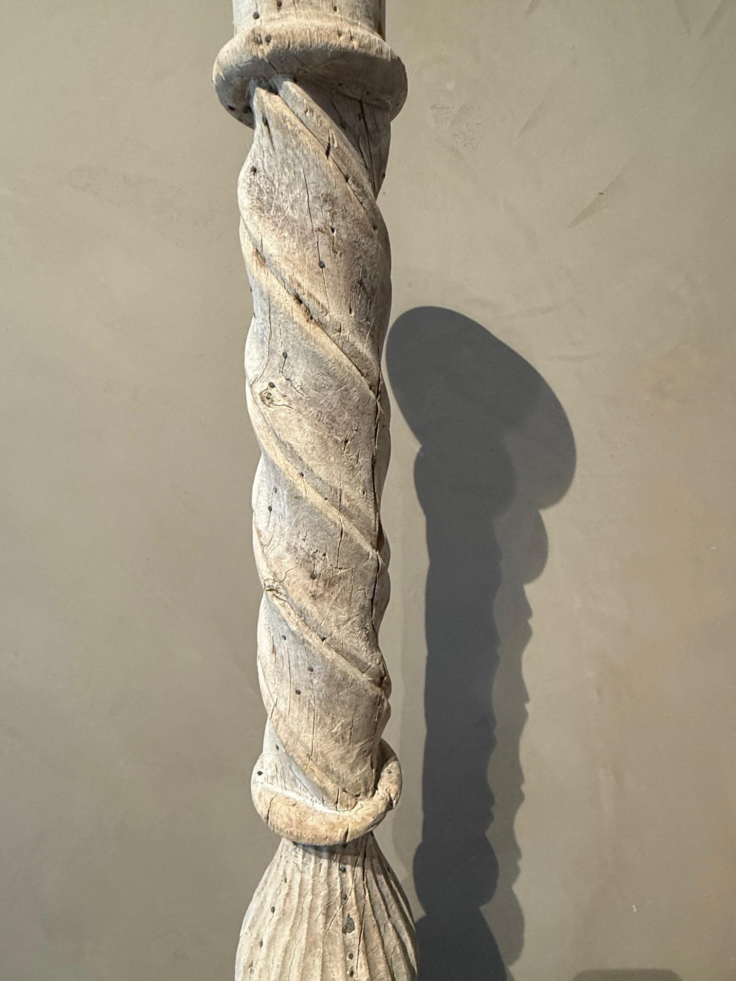 Geschnitzter Kerzenständer aus gebleichtem Teakholz, Mitte des Jahrhunderts, Indien (Indisch) im Angebot