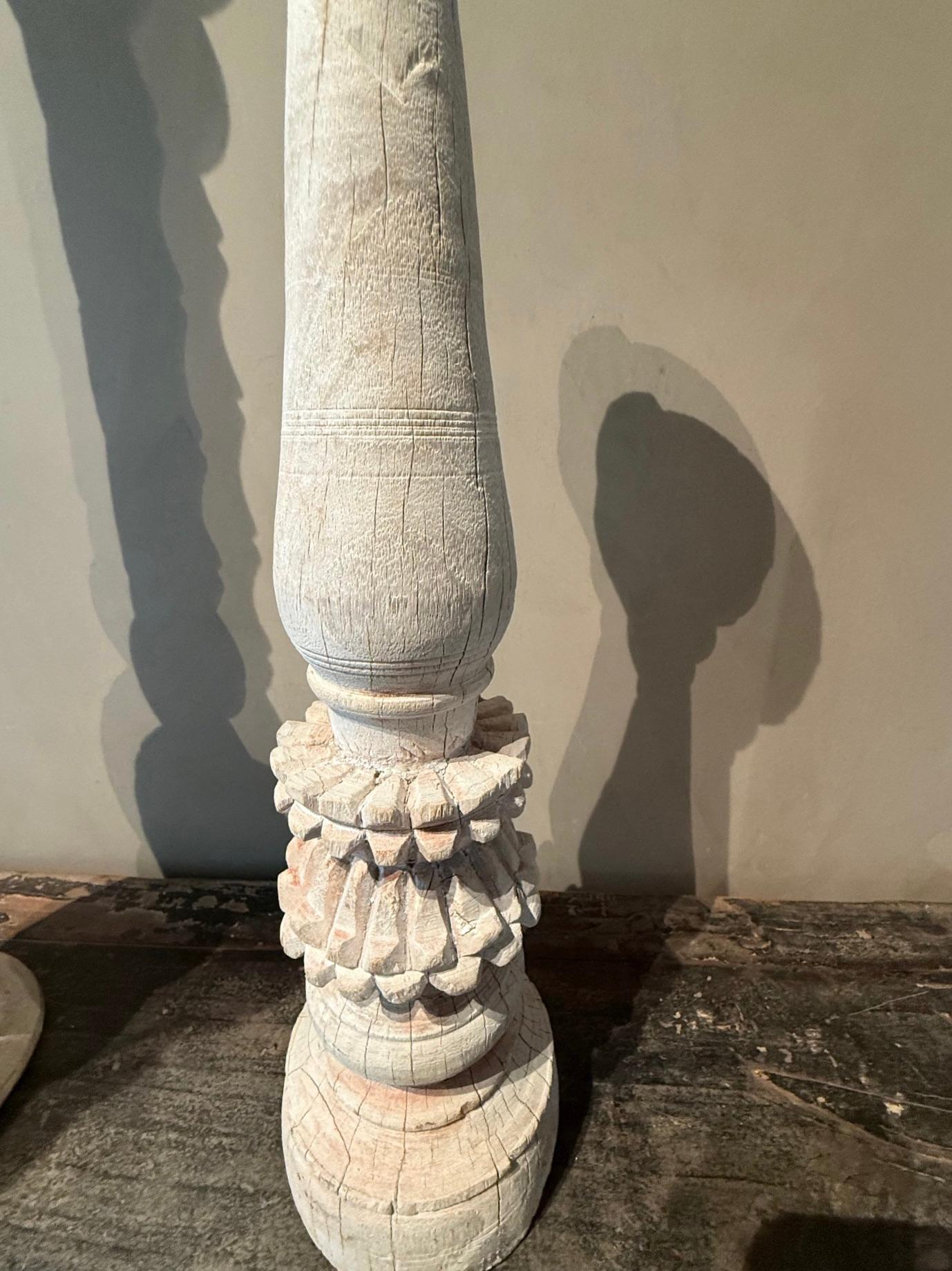 Geschnitzter Kerzenständer aus gebleichtem Teakholz, Mitte des Jahrhunderts, Indien (Gebleicht) im Angebot