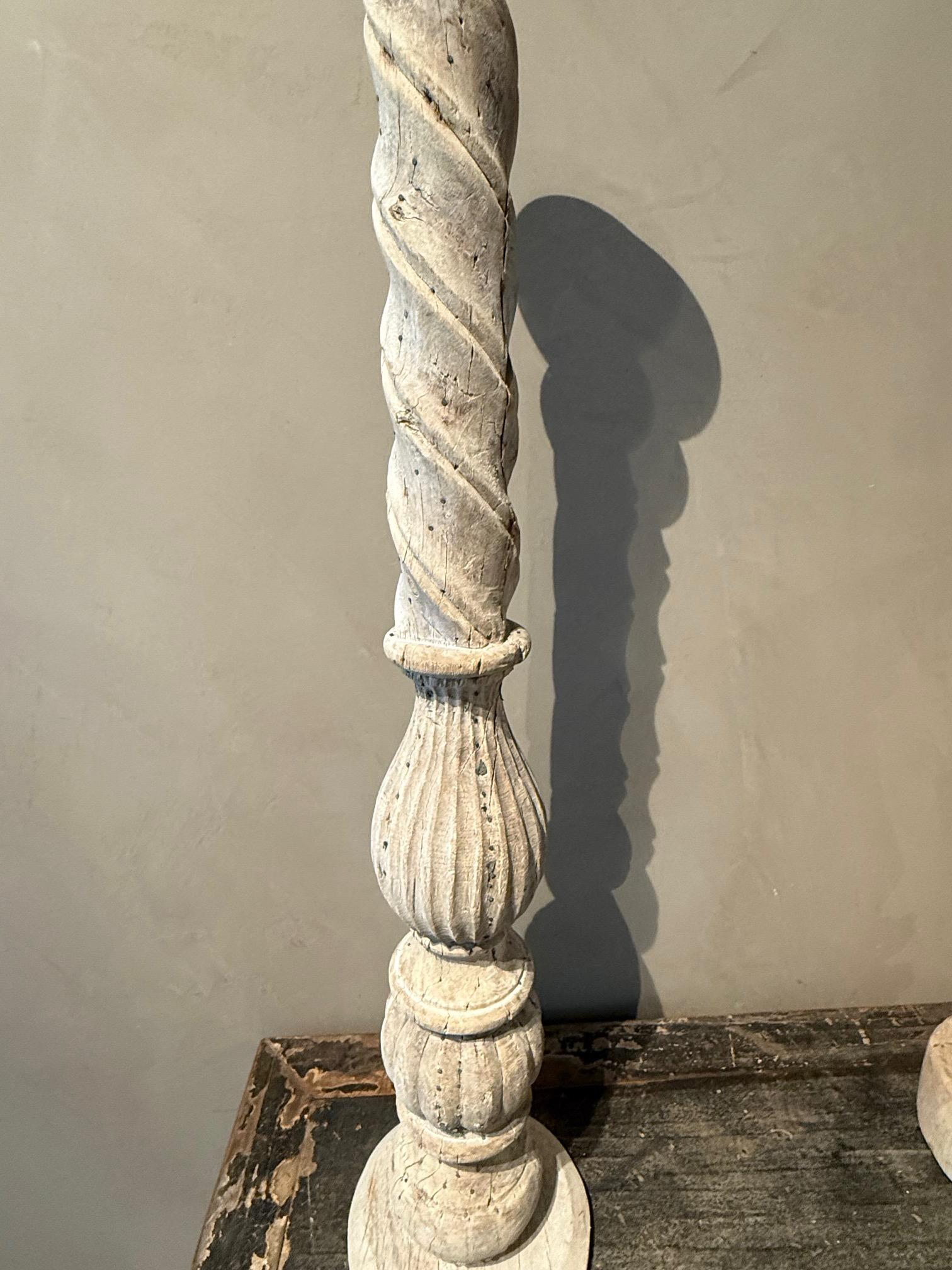 Geschnitzter Kerzenständer aus gebleichtem Teakholz, Mitte des Jahrhunderts, Indien (Gebleicht) im Angebot