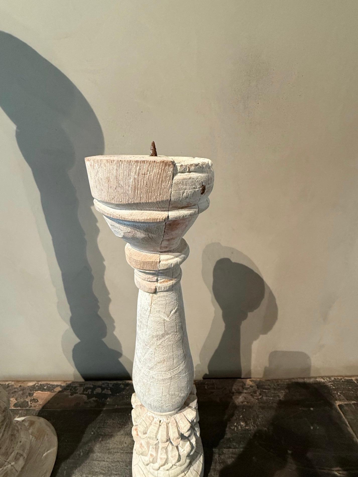 Geschnitzter Kerzenständer aus gebleichtem Teakholz, Mitte des Jahrhunderts, Indien im Zustand „Gut“ im Angebot in New York, NY