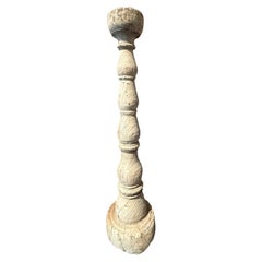 Candeliere intagliato in teak sbiancato, metà secolo, India