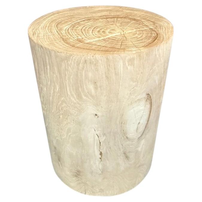 Table d'appoint à cylindre en bois de teck blanchi par Andrianna Shamaris, 14".