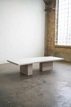 Mesa baja de tablero de nogal blanqueado de Last Workshop, moderna y orgánica