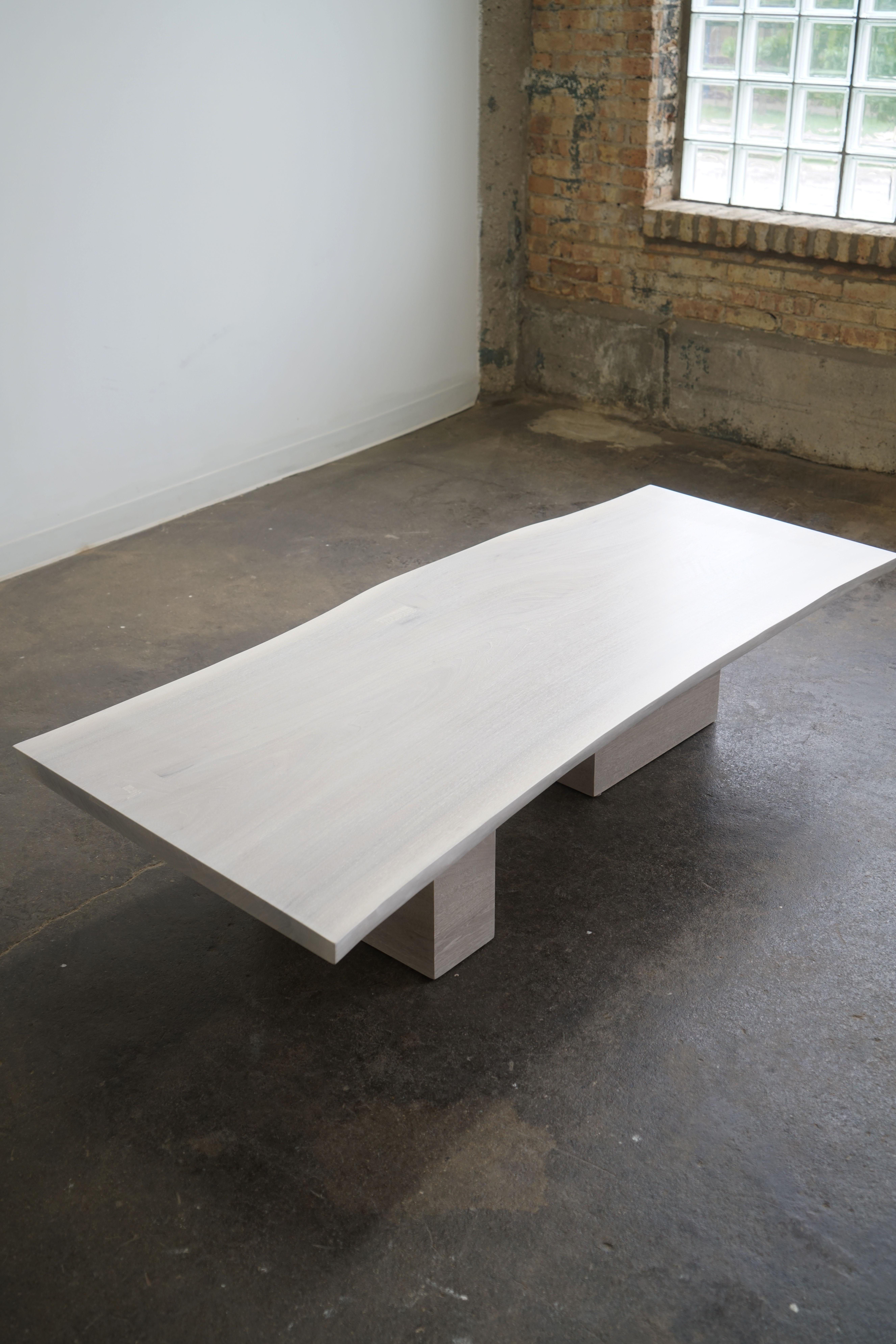 Organique Table basse en noyer blanchi à bords vifs par The Modern Workshop, organic modern en vente