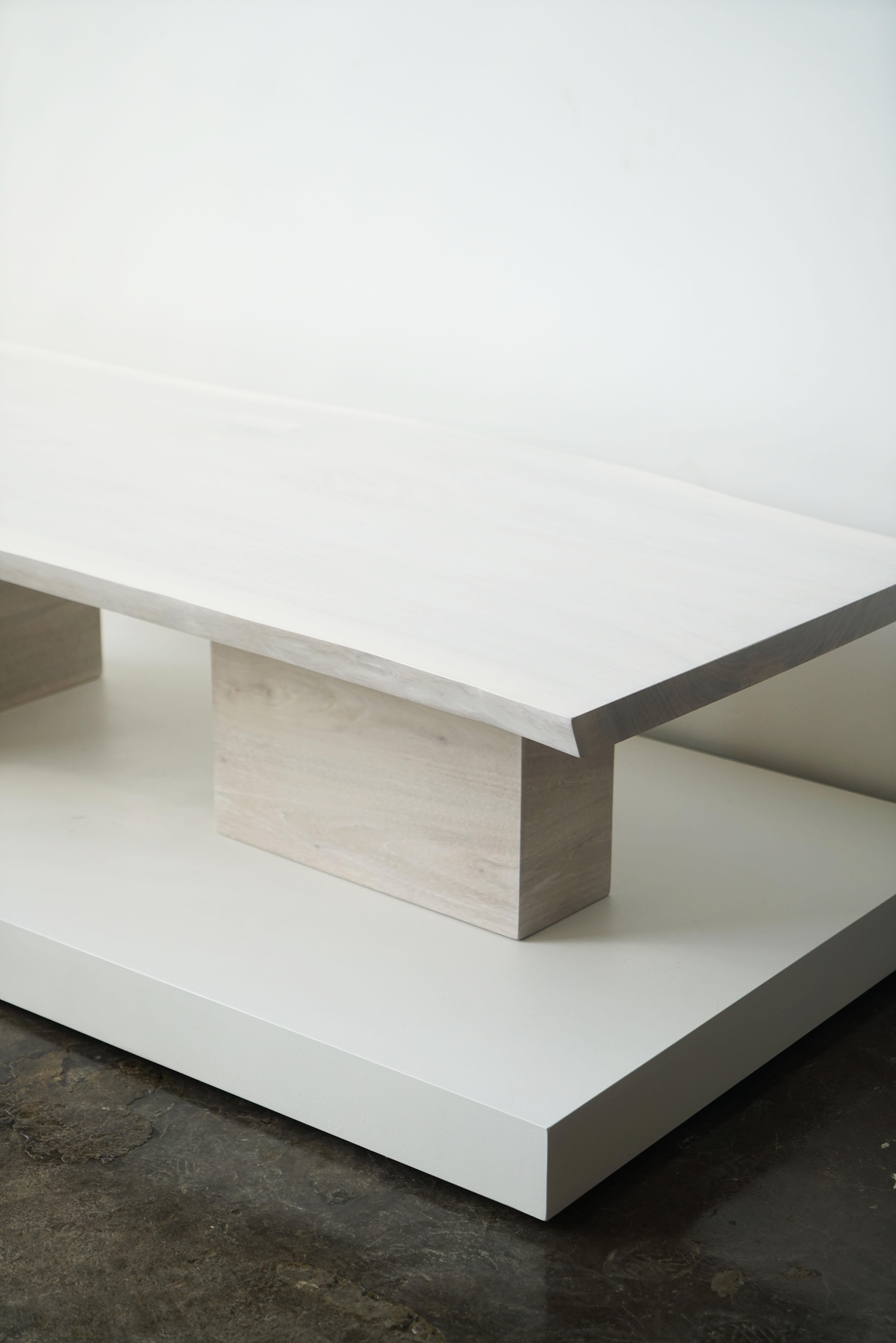 Table basse en noyer blanchi à bords vifs par The Modern Workshop, organic modern en vente 2
