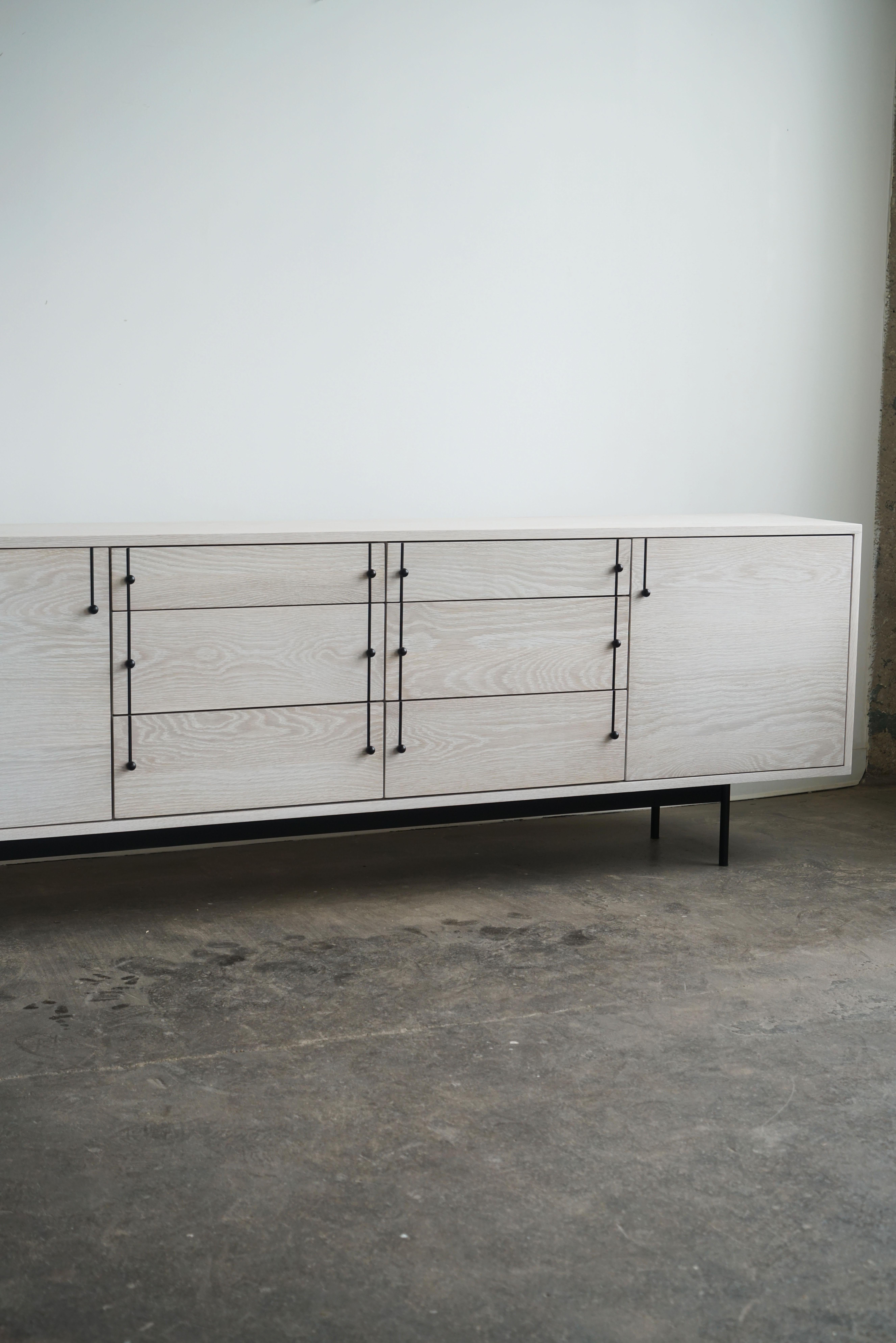 „Credenza B“ aus gebleichter weißer Eiche von Last Workshop, 96 Zoll, auf Bestellung gefertigt (Organische Moderne) im Angebot